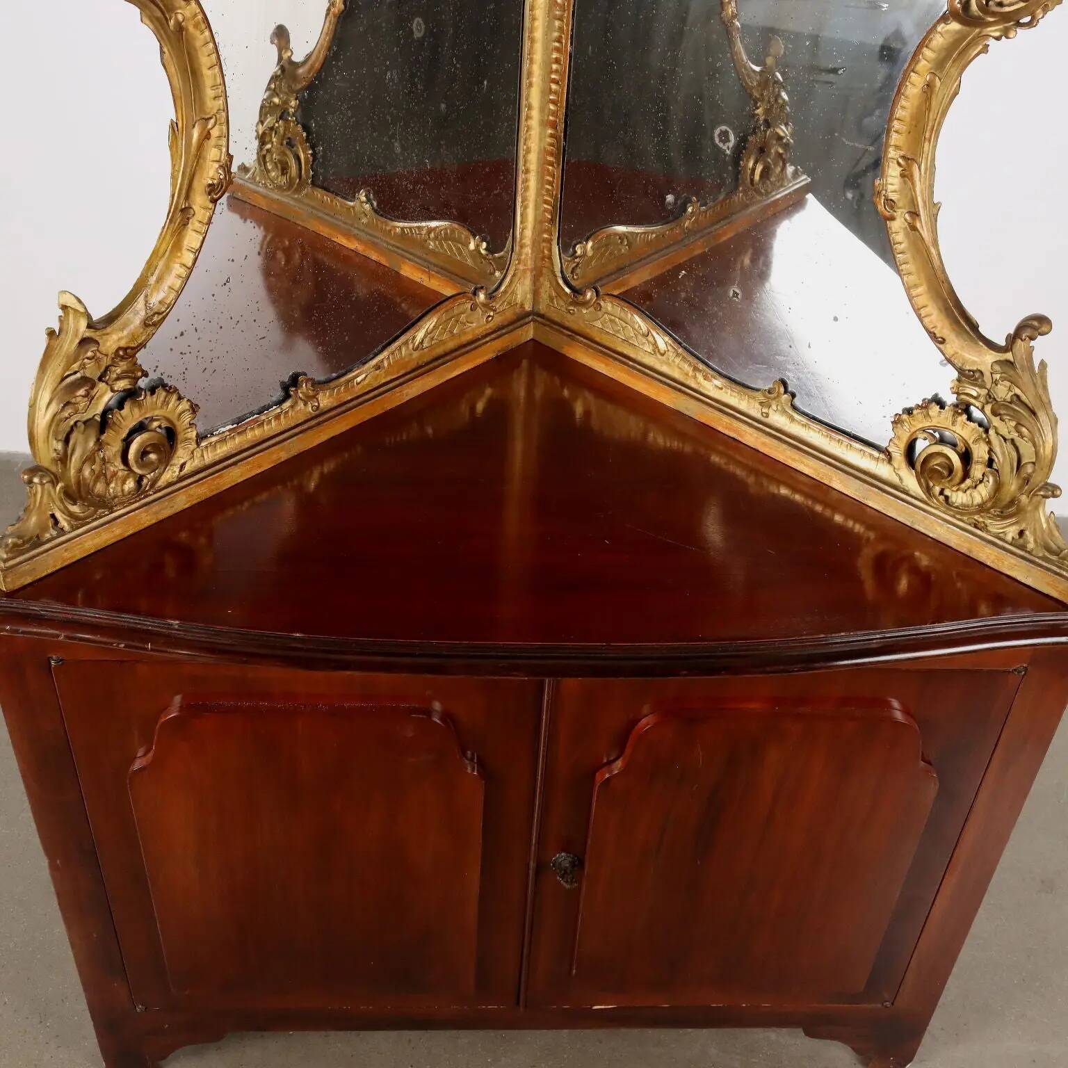 Meuble d’angle ancien style baroque en acajou XX Century