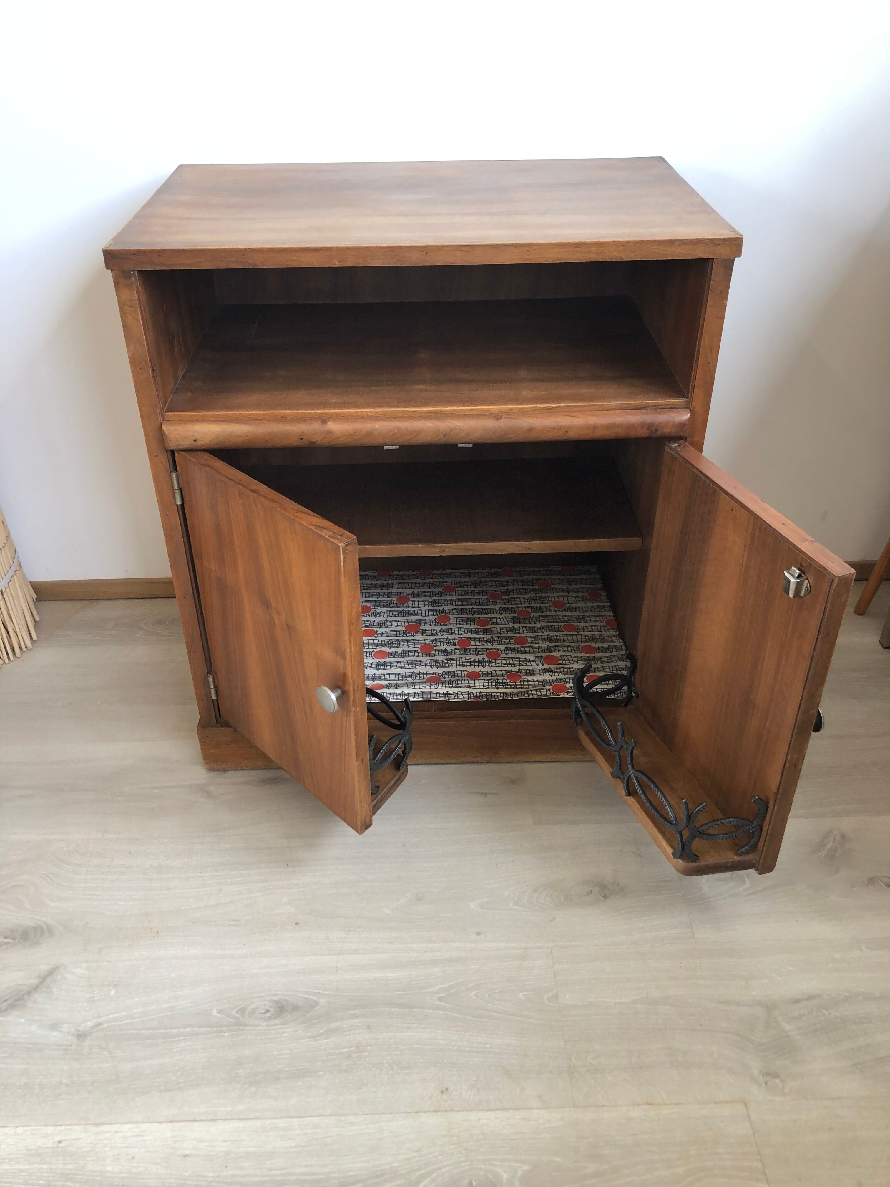 Simple and elegant 1950s bar