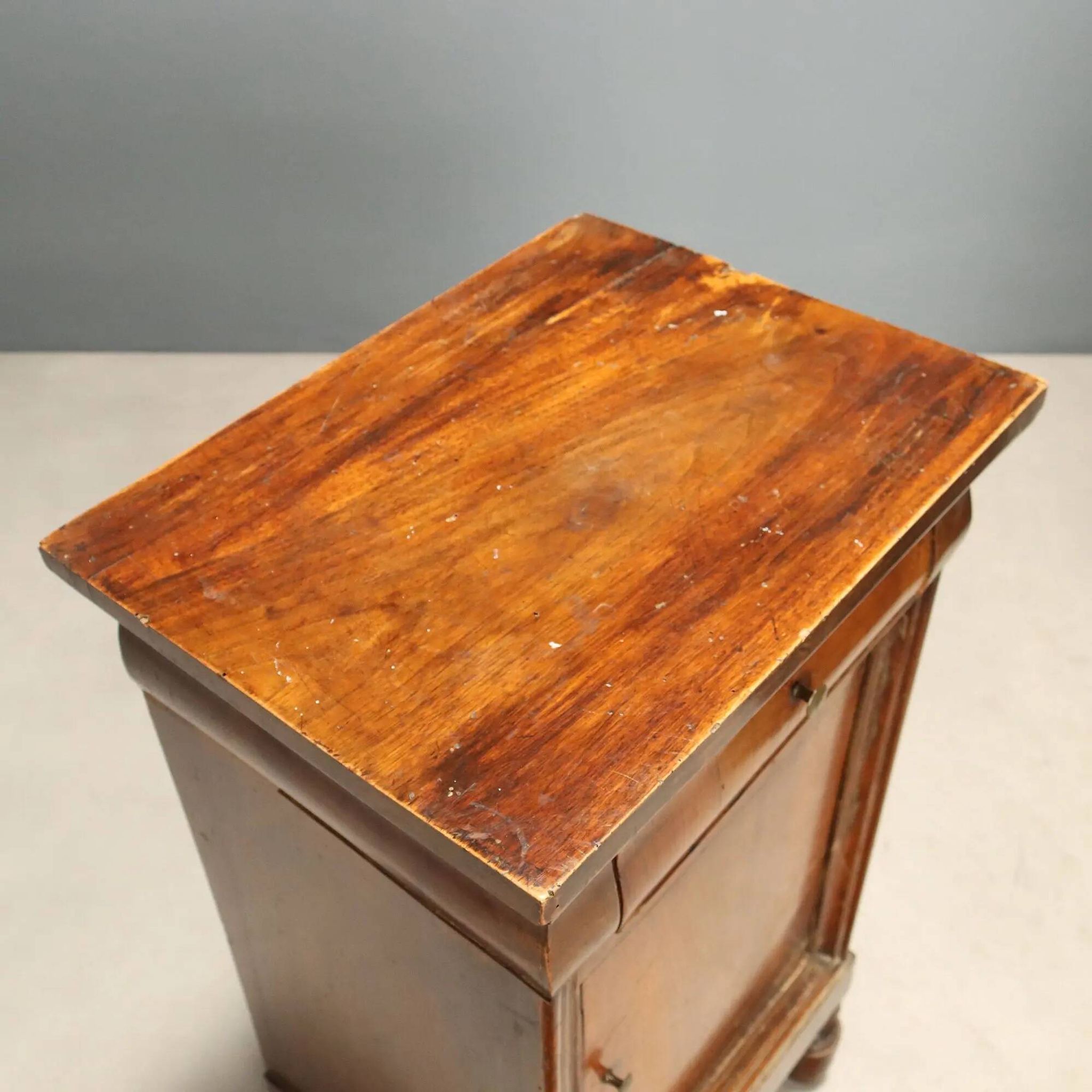 Antique Louis-Philippe bedside tables in walnut and fir, Italy, 19th century.