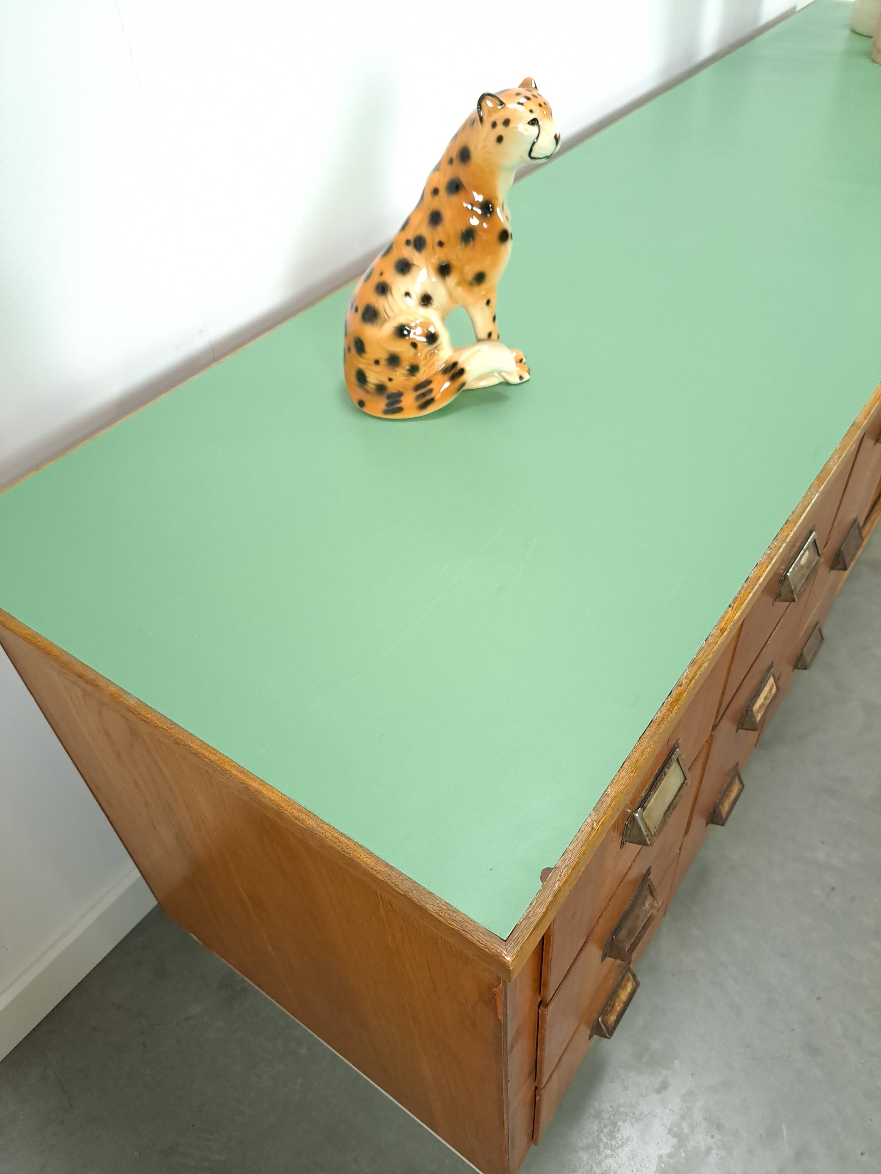 meuble de métier en bois ancien avec lame en formica