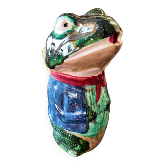 Frog slip pitcher