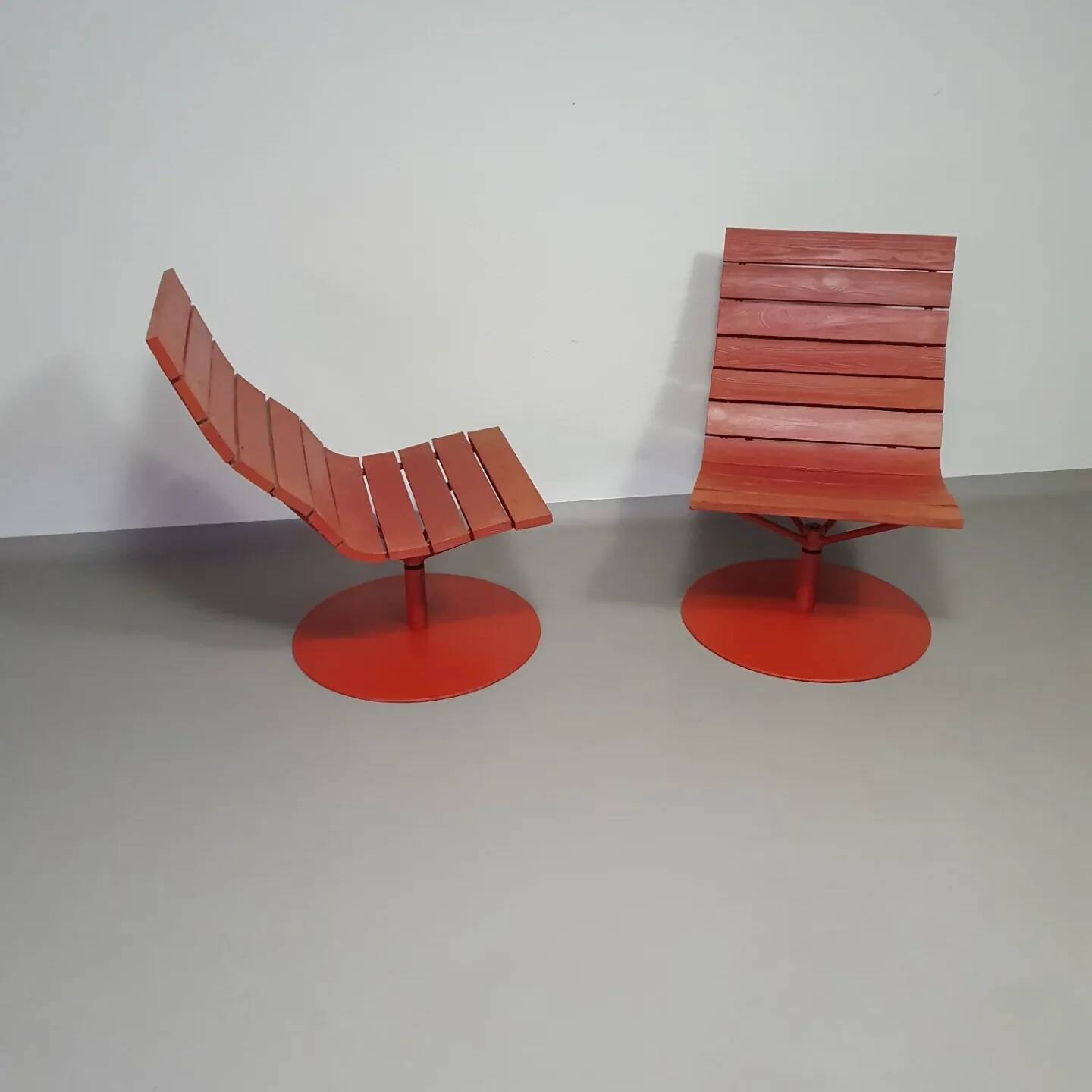 Marcus Arvonen pour Ikea (PS 2009) - 2 fauteuils pivotants Brygga rouges