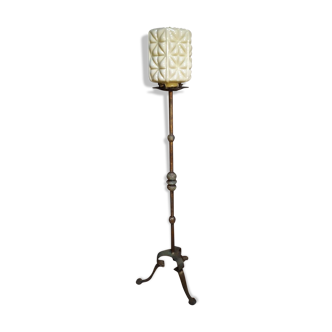 Lampadaire vintage fer forgè et martelè opaline