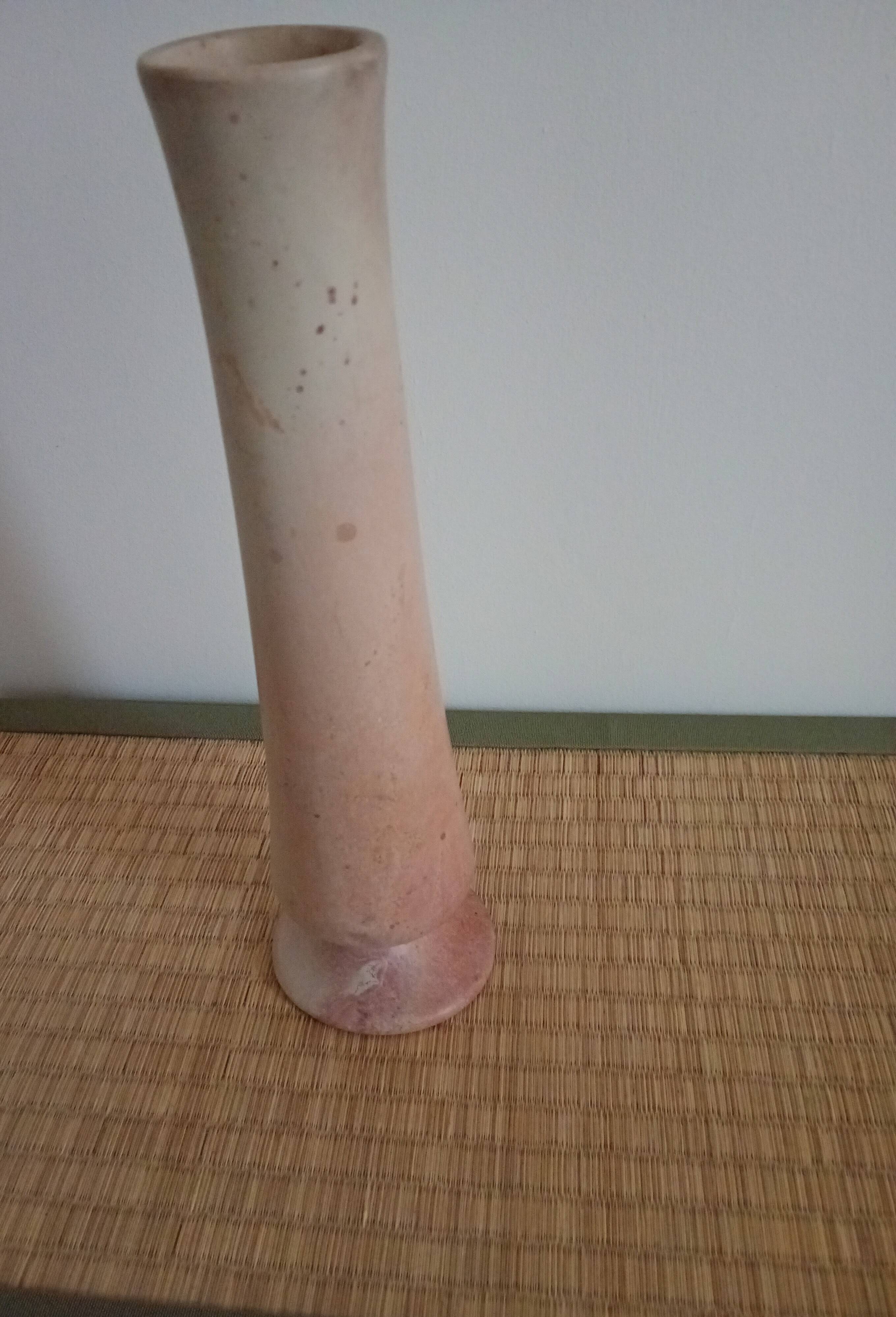 Vase haut en pierre sculptée rose-beige