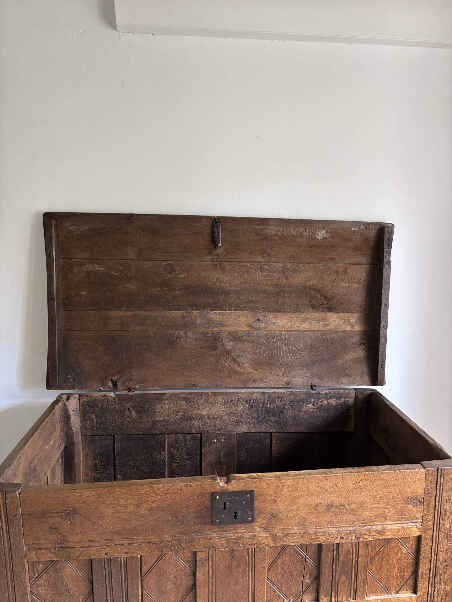Antique oak chest from the 17th to 18th century.