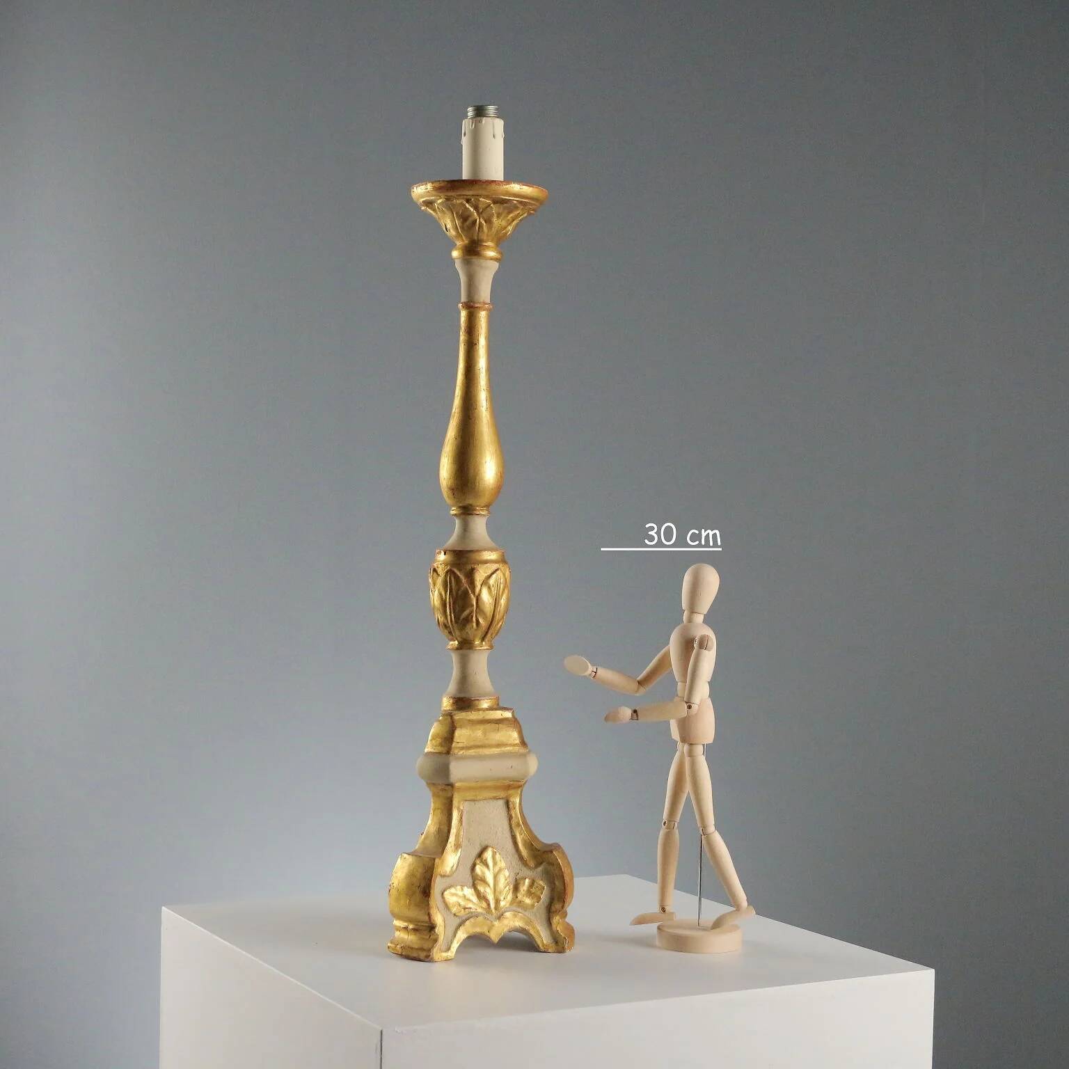 Candélabre ancien en bois sculpté et doré, Italie, XIXe siècle