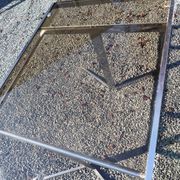 Table pietement chromé et verre fumé année 70 avec allonges