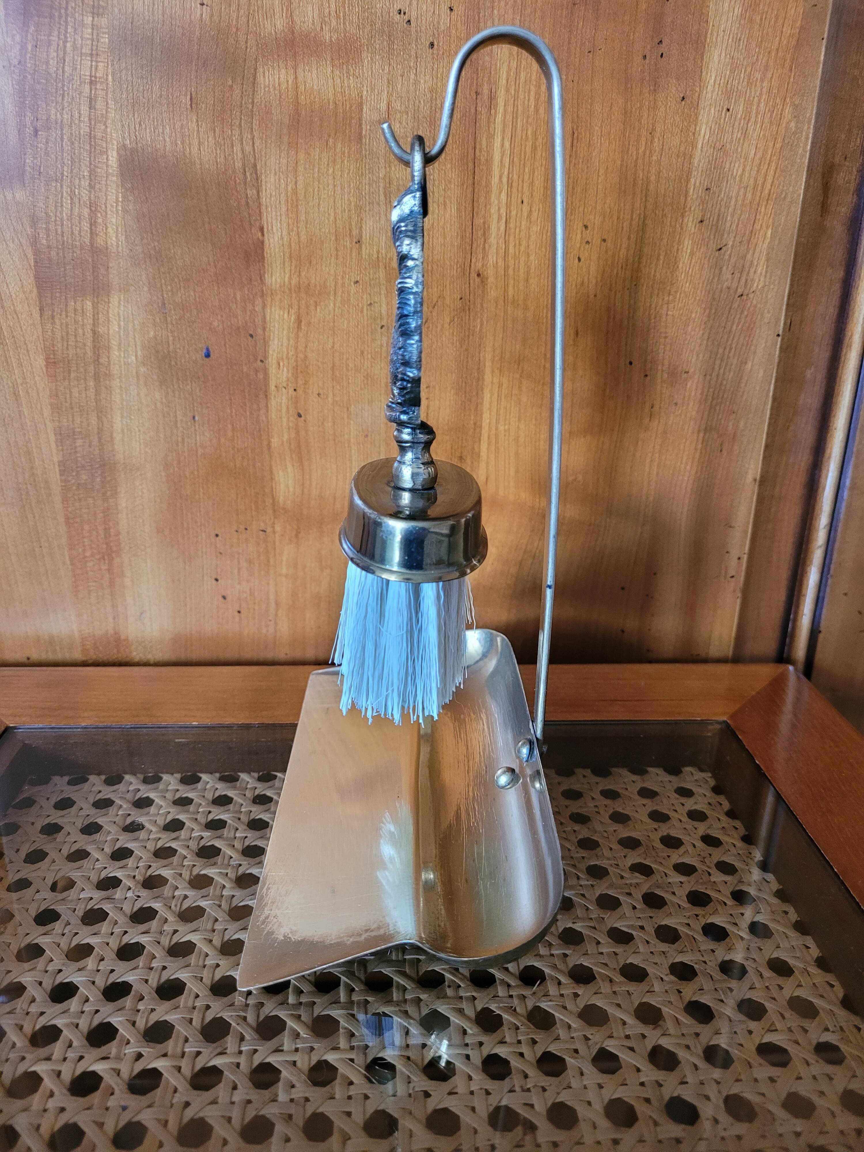 Table crumb pickup