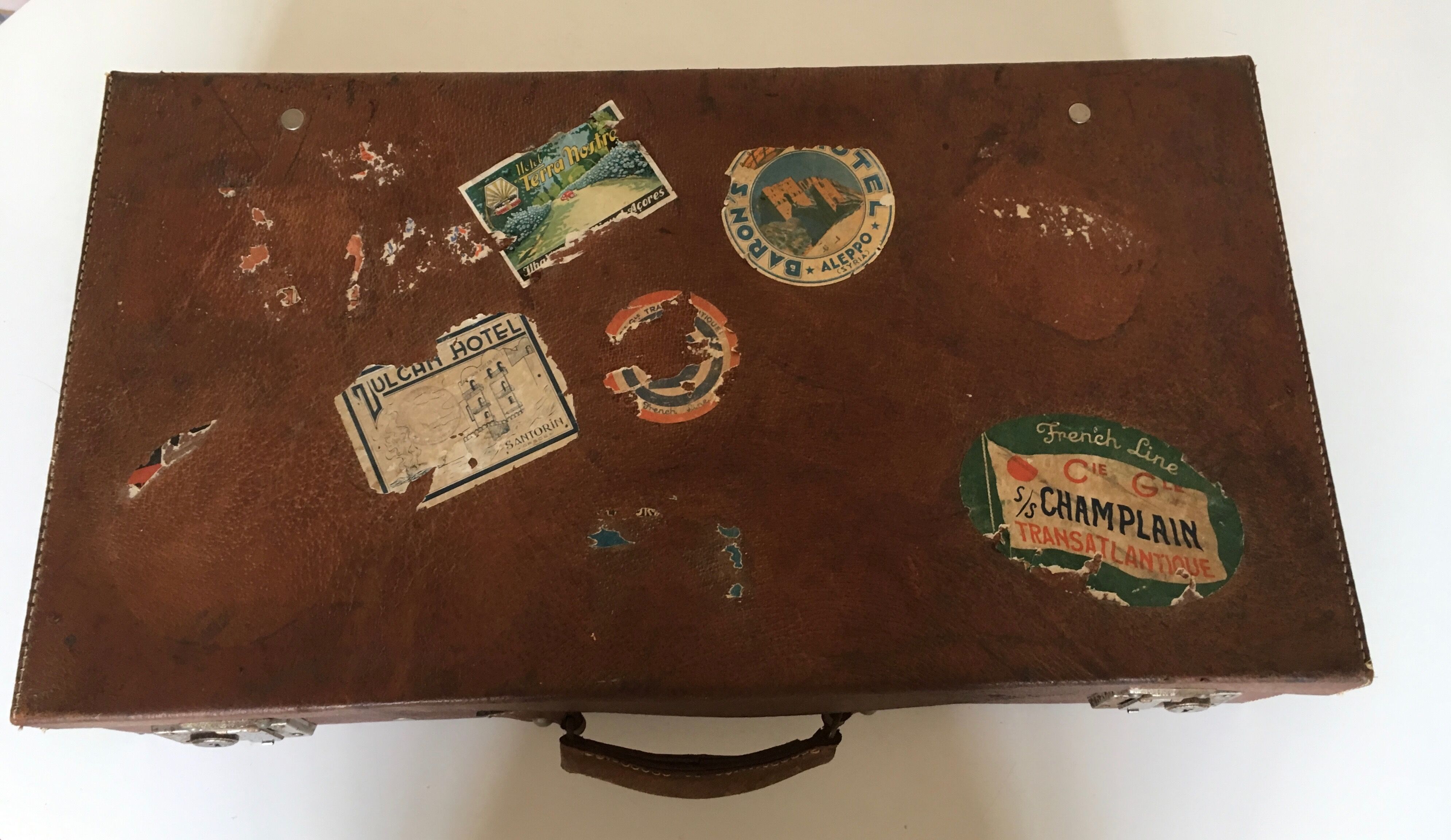 Suitcase of leather with labels of palaces