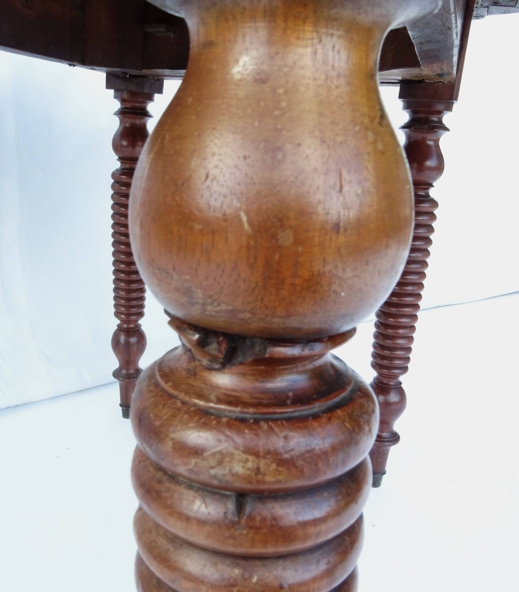 Round flap table