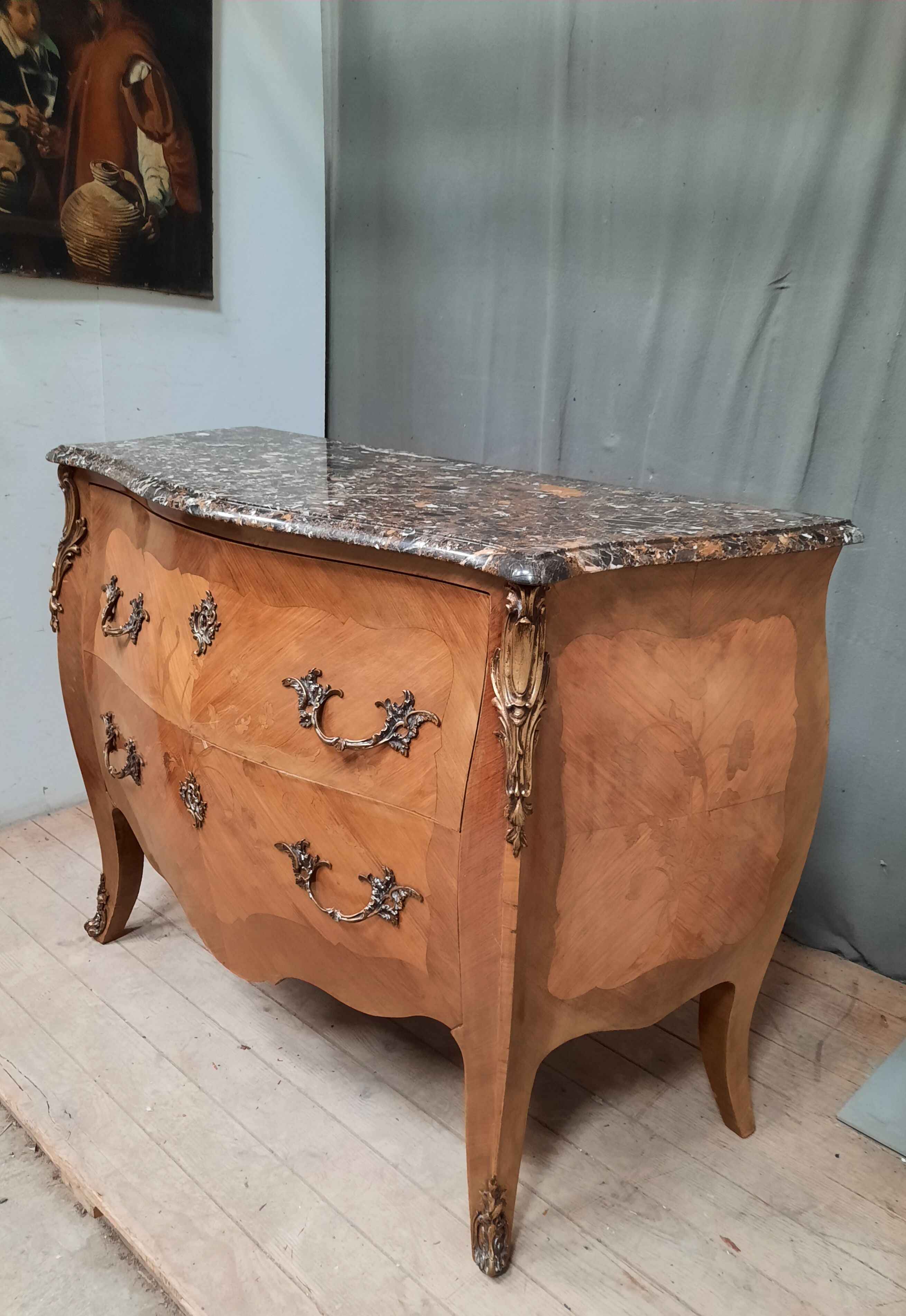 Commode en marquetterie style Louis XVI