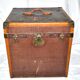 Malle carrée ancienne en bois, laiton et cuir - Coffre de voyage 1920 45cm
