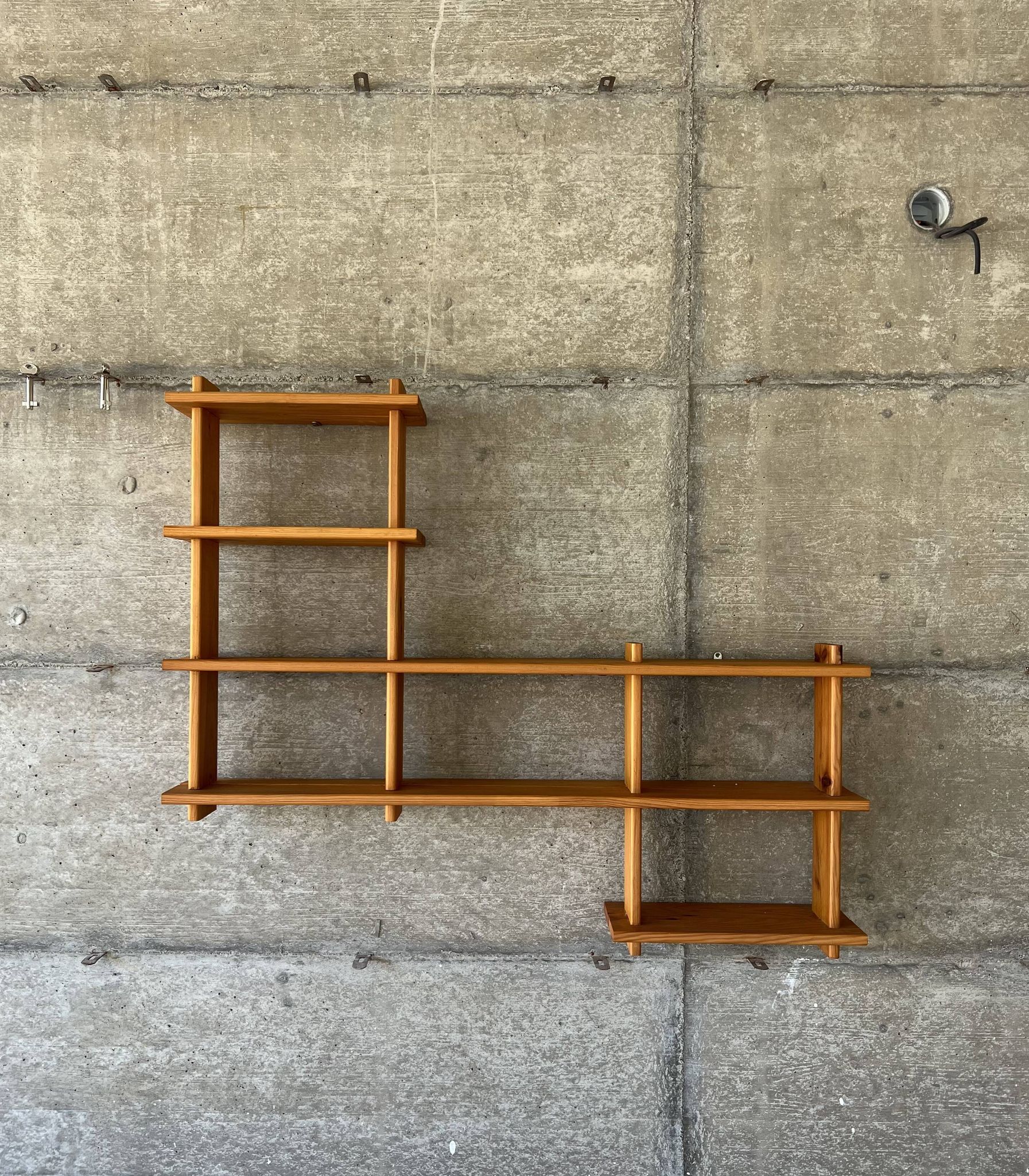 Bibliothèque étagère moderniste en pin Regain