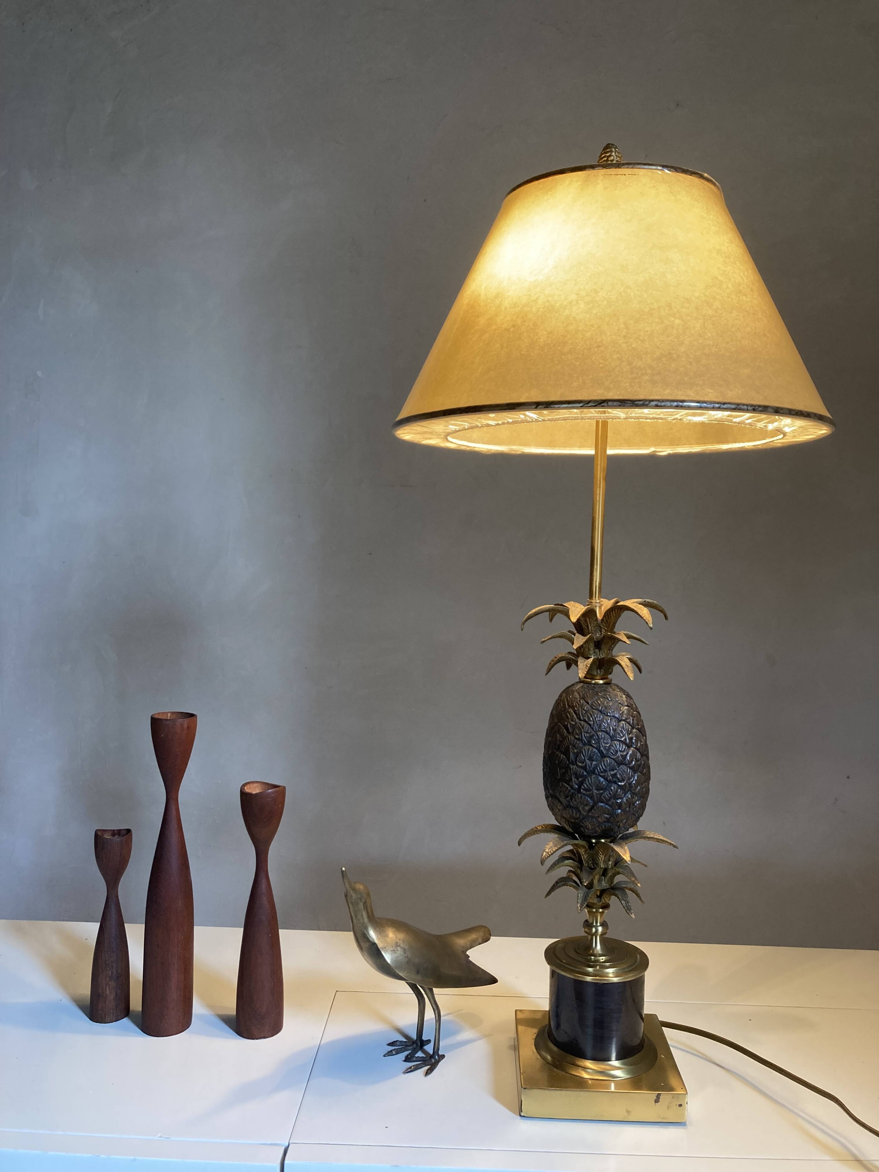 Bronze pineapple lamp