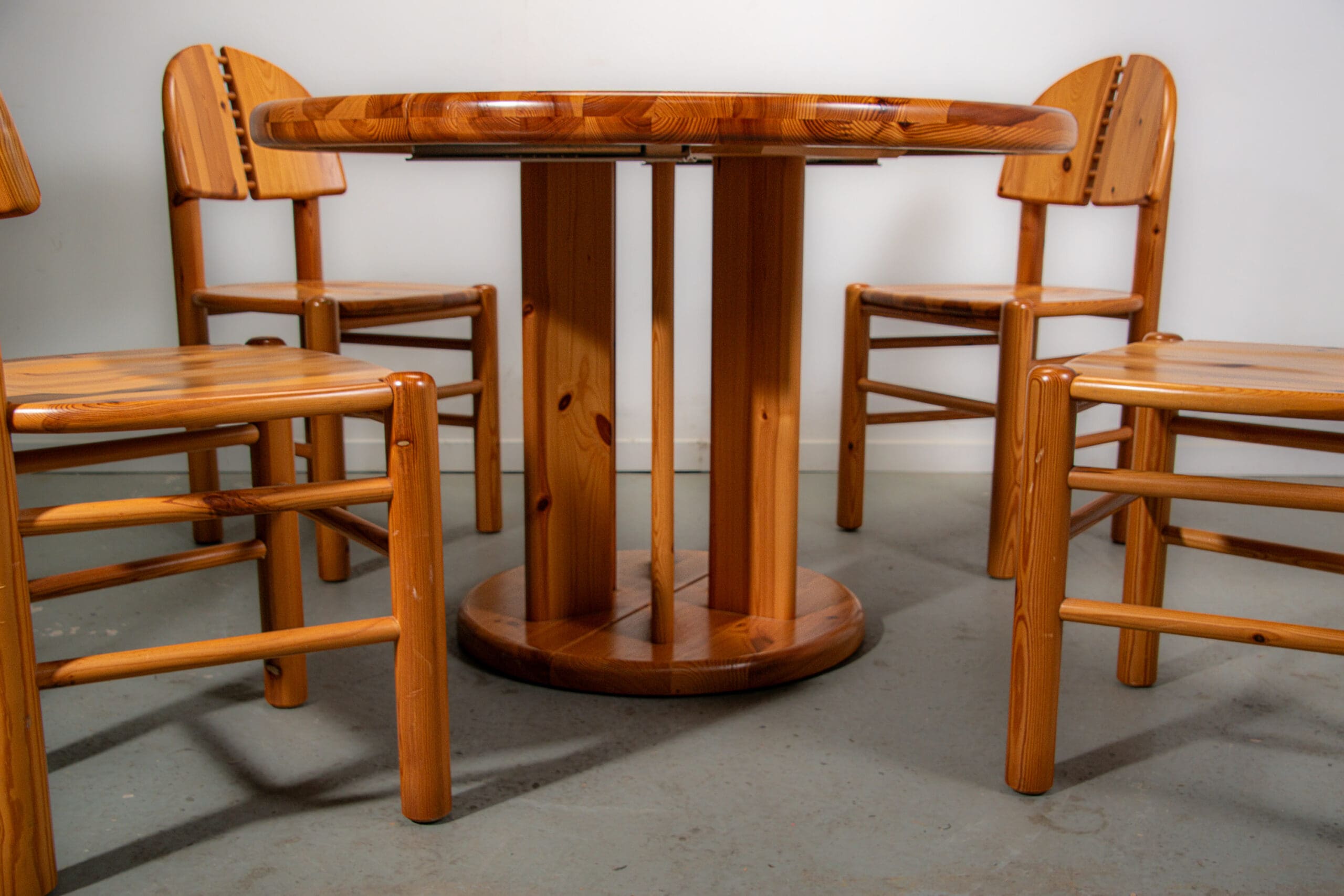 Ranier Daumiller dining room set with 4 chairs and round dining table