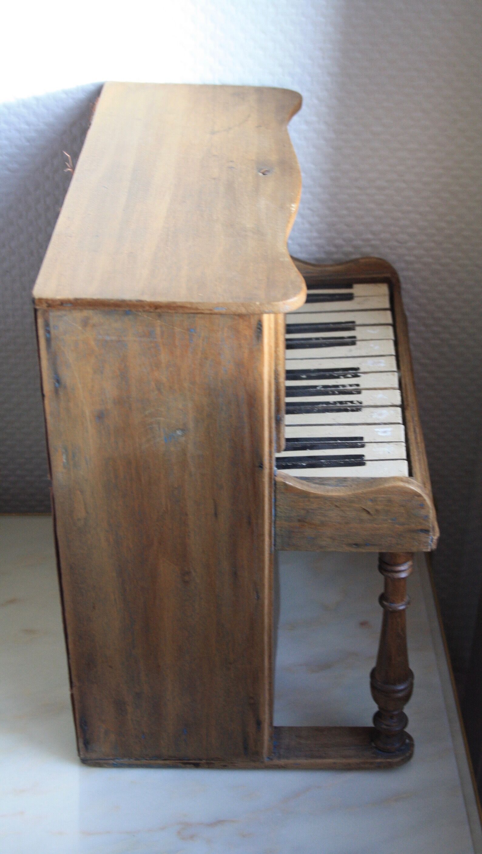 Former piano wood carved