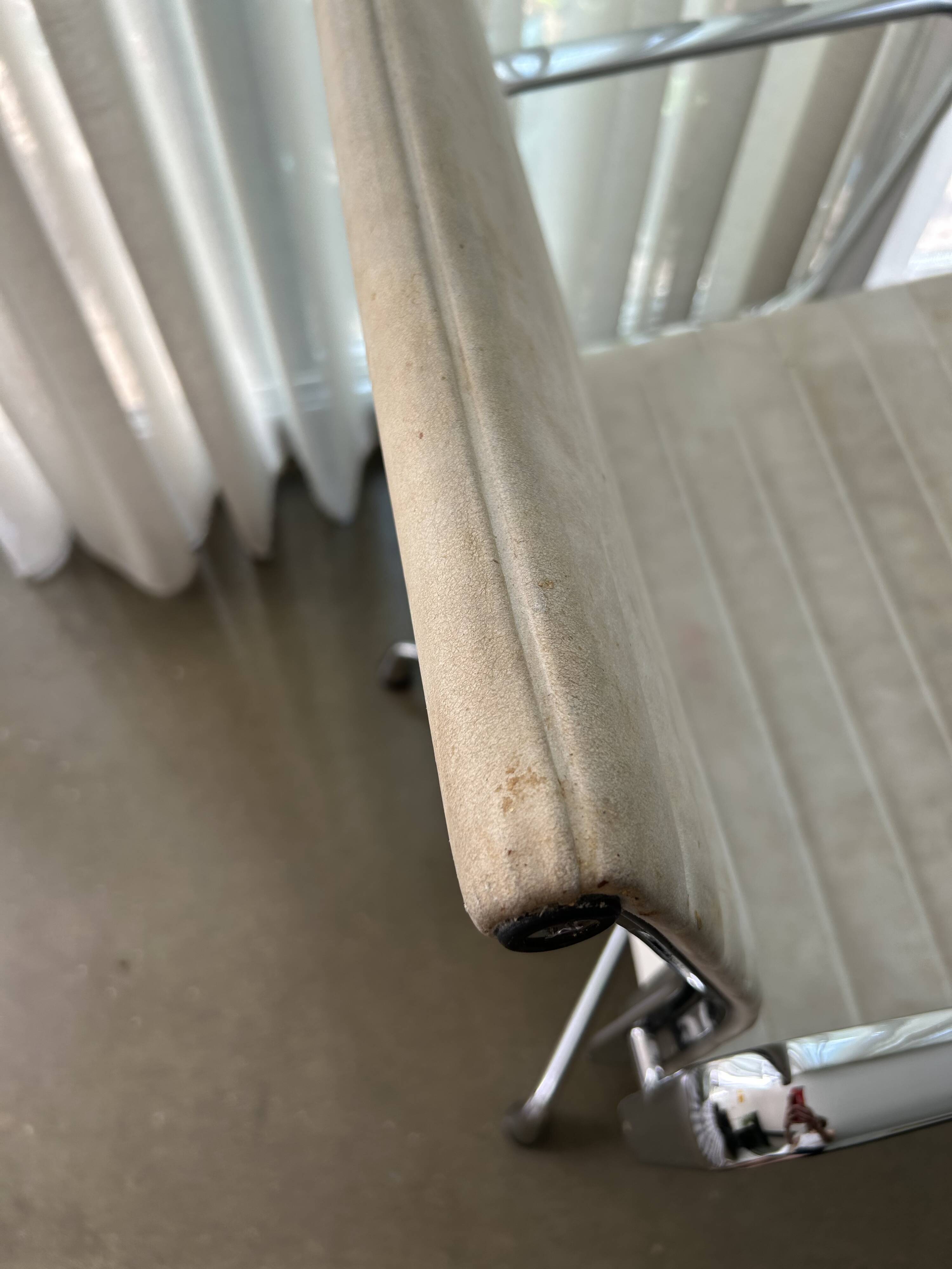 ALUMINIUM CHAIR EA 104 Pivotant