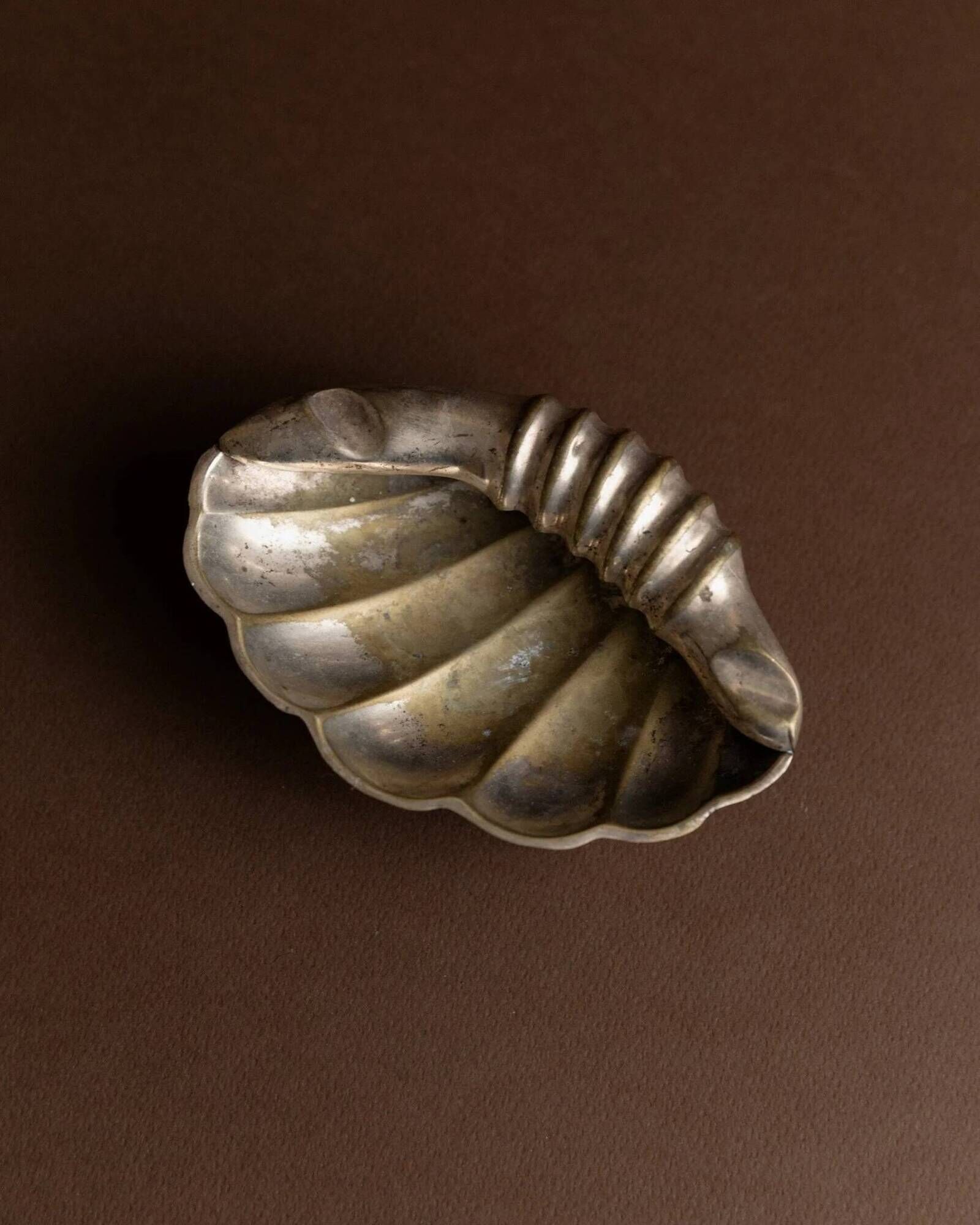 Argent metal ashtray in shell shape with feet – 1960s Italy vintage decor, gift idea for her