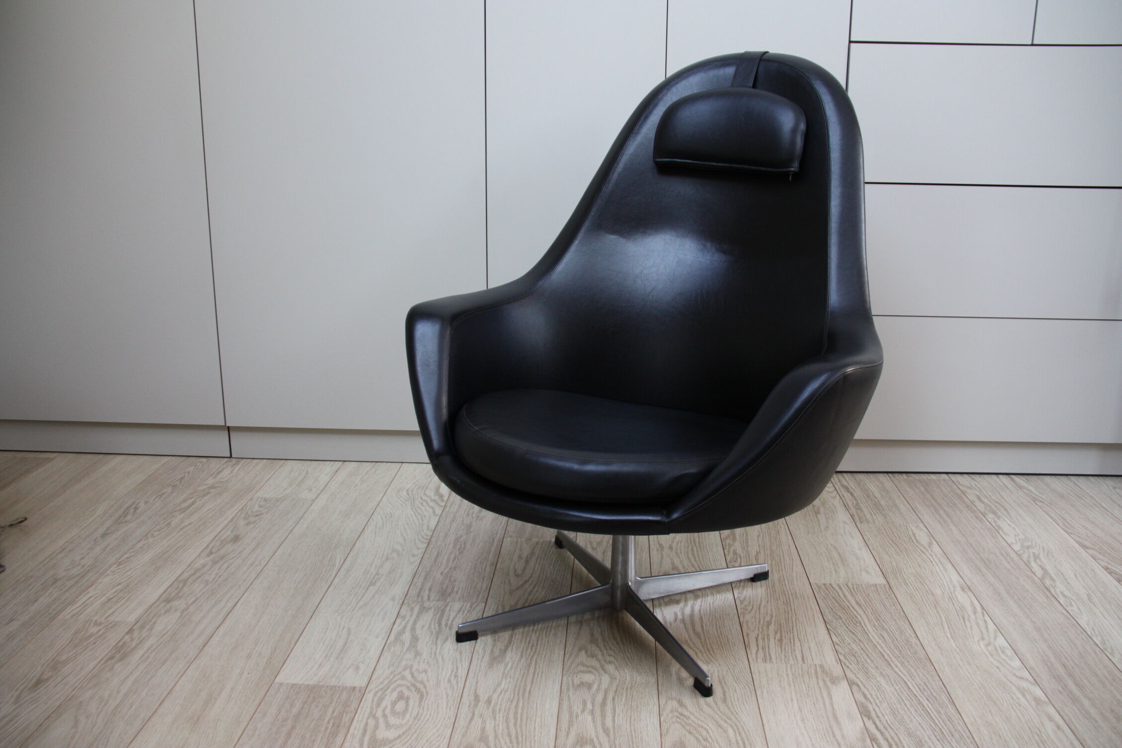 Fauteuil pivotant vintage en similicuir noir par Pastoe 60s