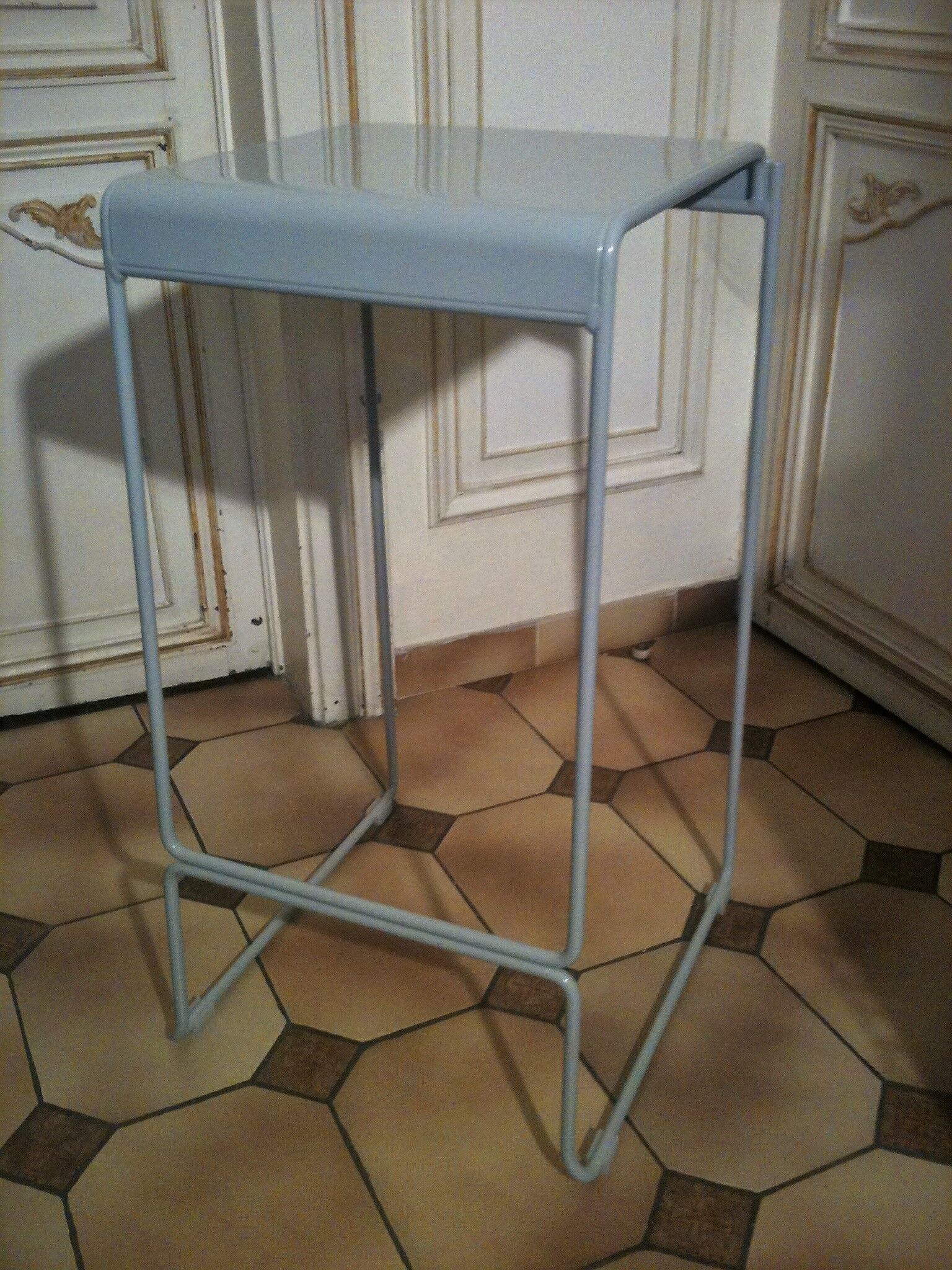 Tabouret minimaliste en acier