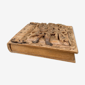 Boîte en bois sculptée