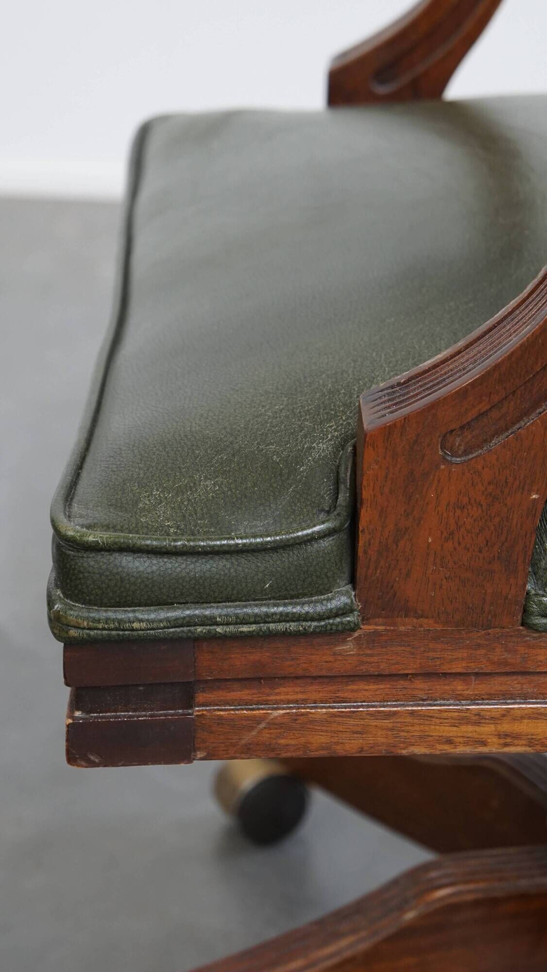 English-Style Office Chair in Cowhide Leather on Wheels Combined with Wood