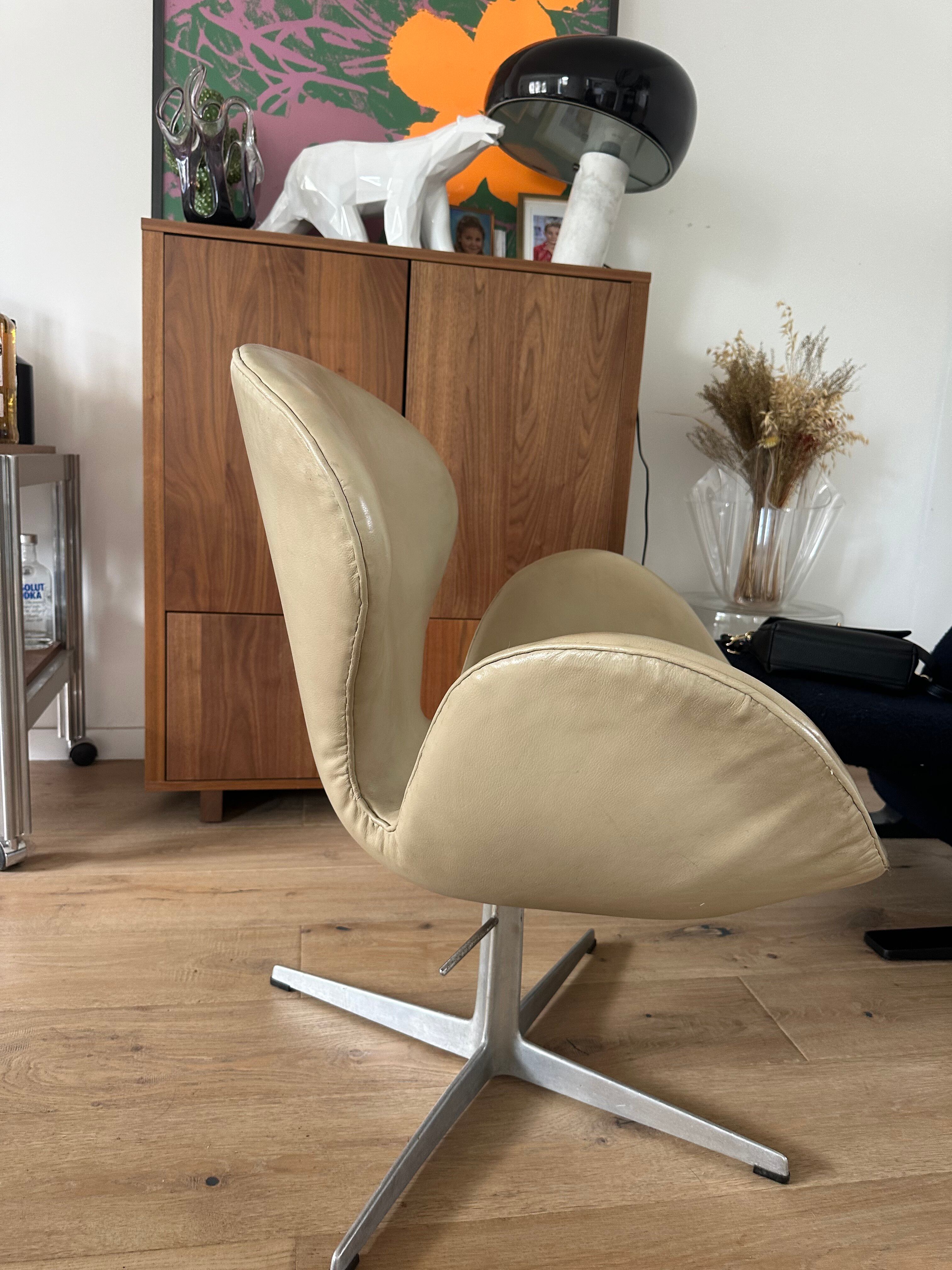 Swan Chair Arne Jacobsen first edition Fritz Hansen 1960s