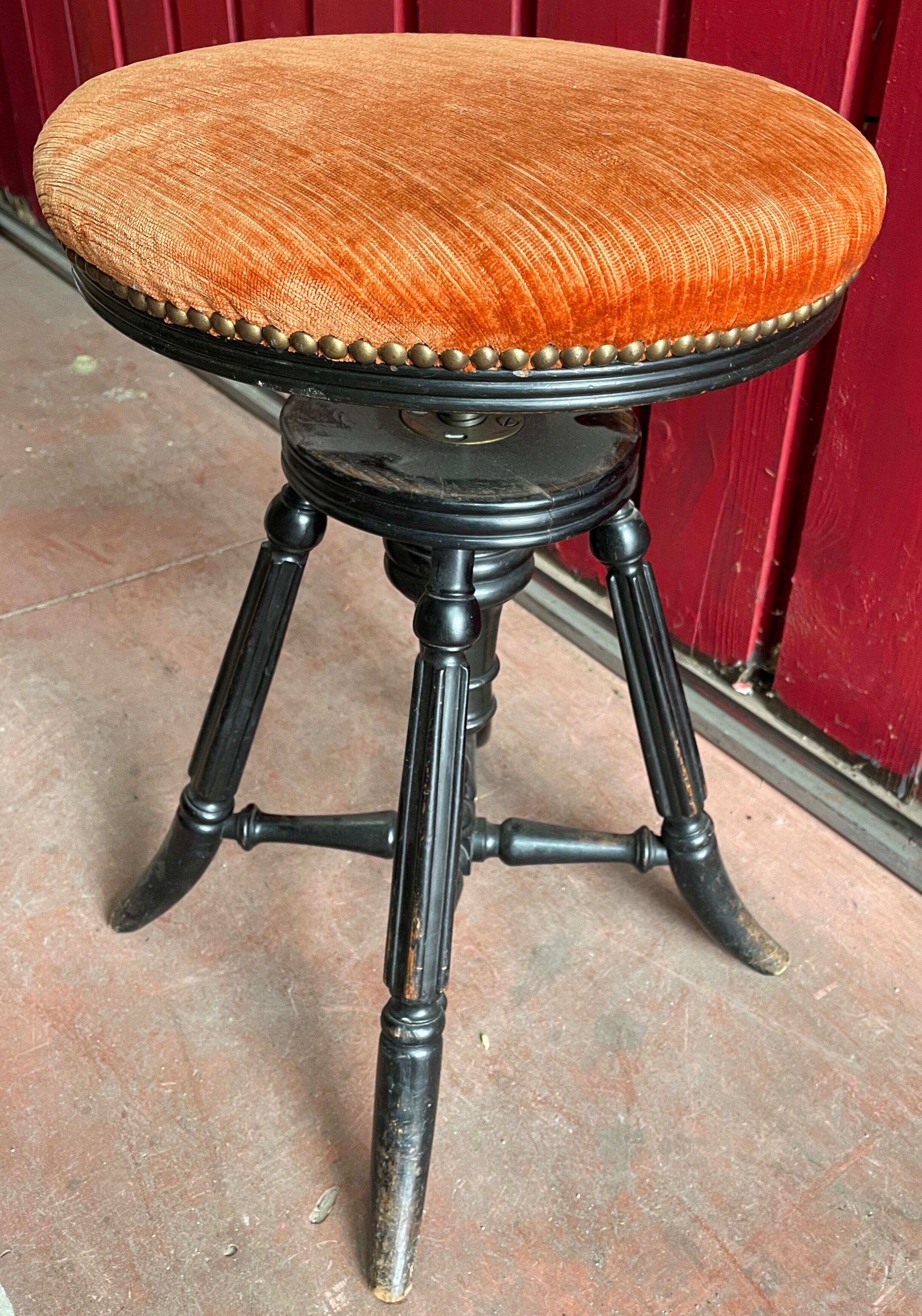 Tabouret de piano napoléon en bois noirci et assise en velours orangé en excellent état