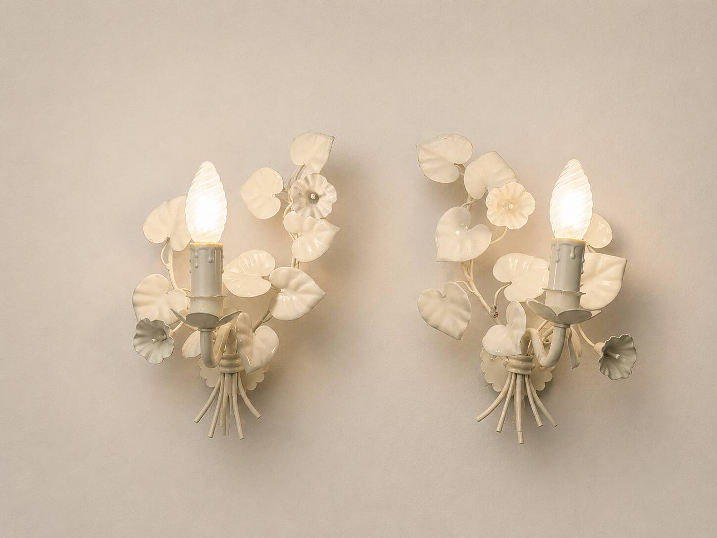 Pair of vintage floral wall sconces in white metal – Florentine style