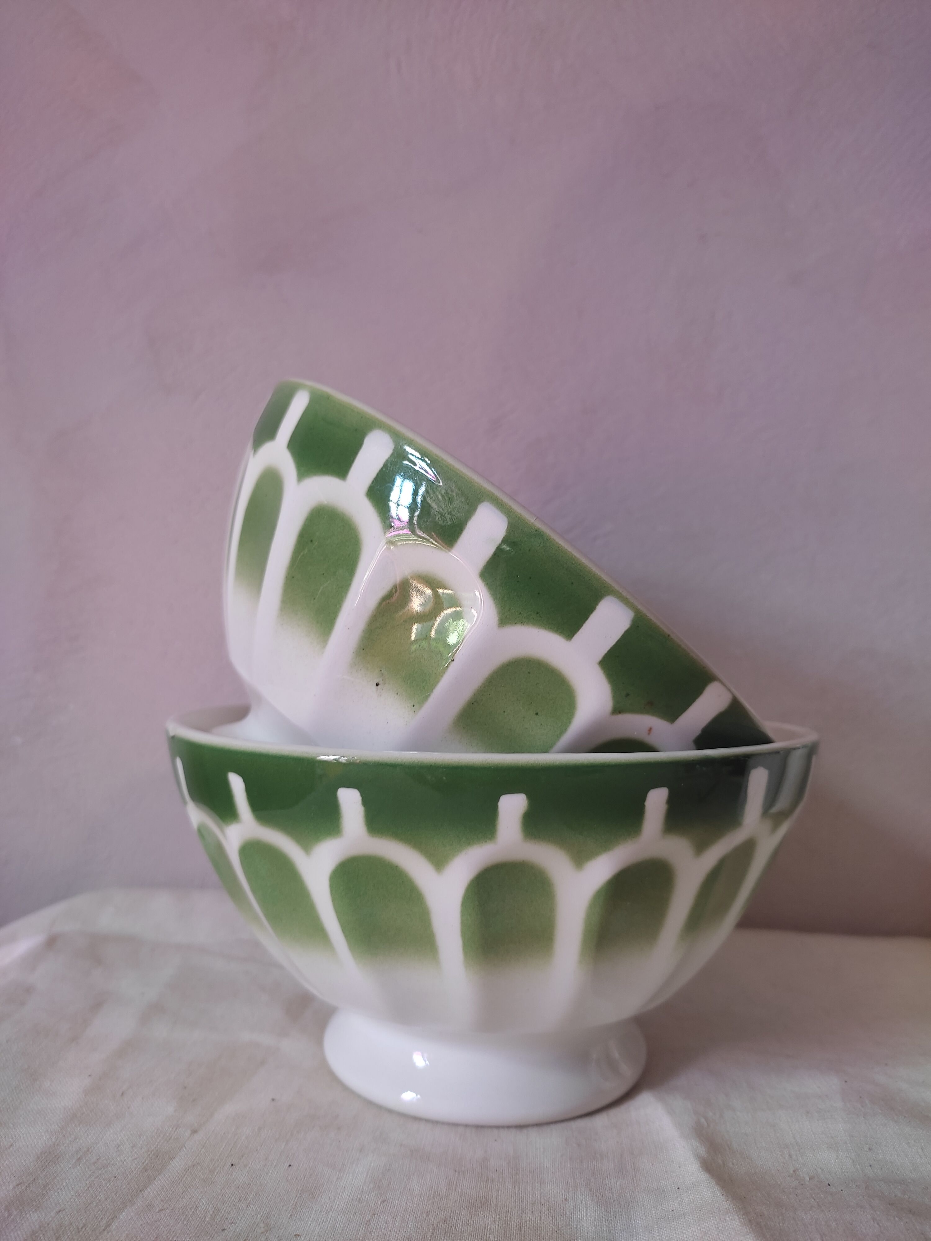 2 old standing bowls