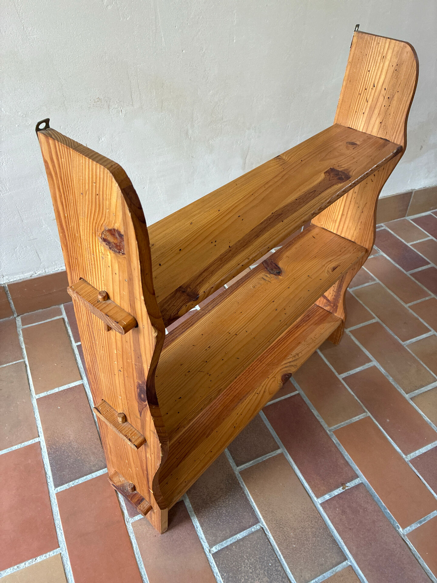 Provençal pine shelf