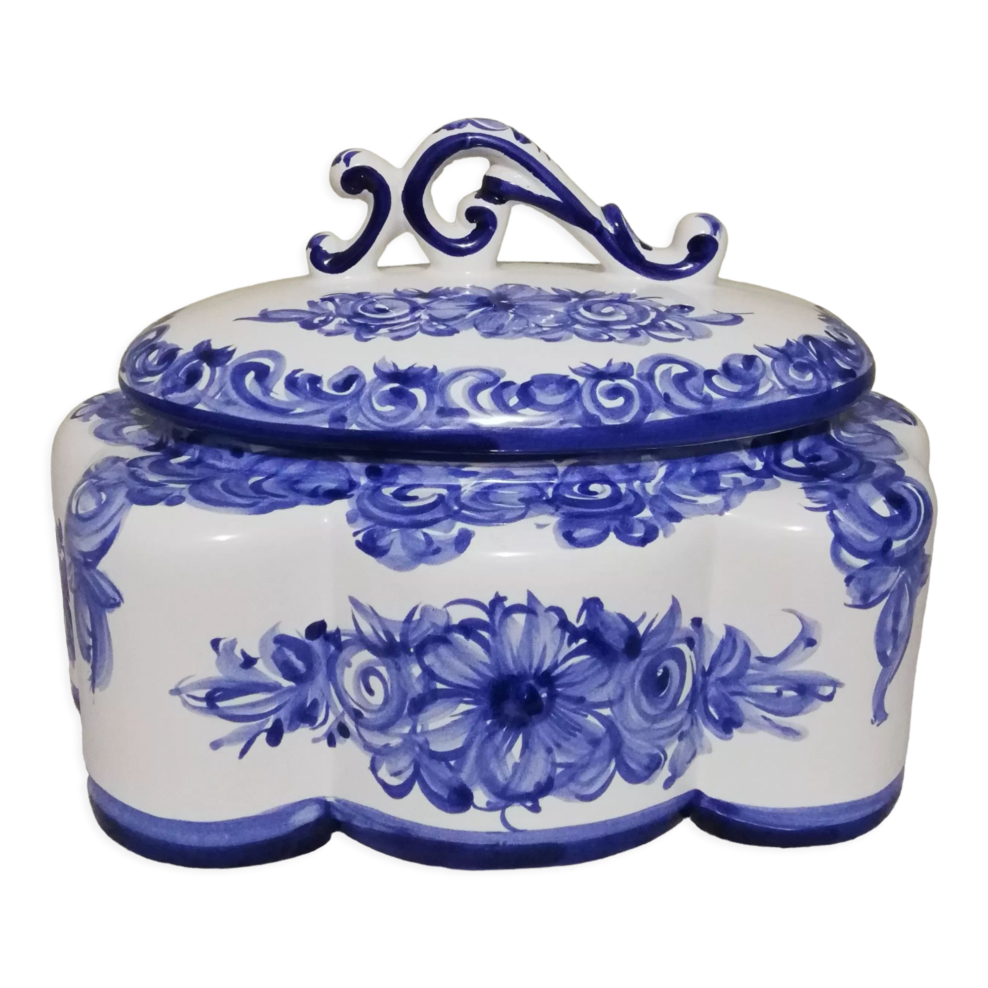 Delft earthenware tureen