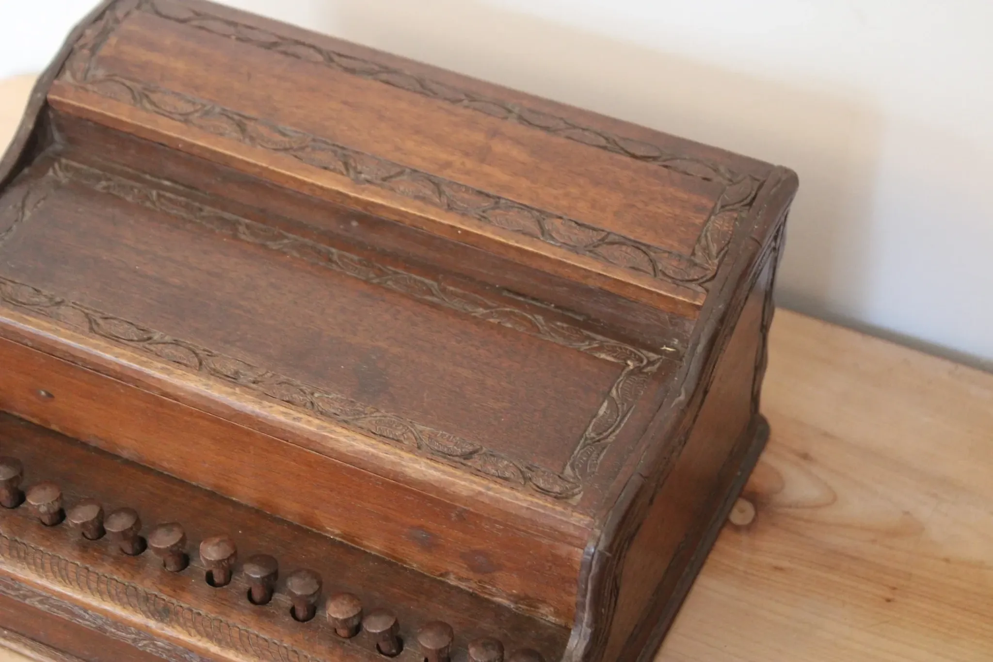 Antique carved wooden cigarette box – Functional push-button dispenser