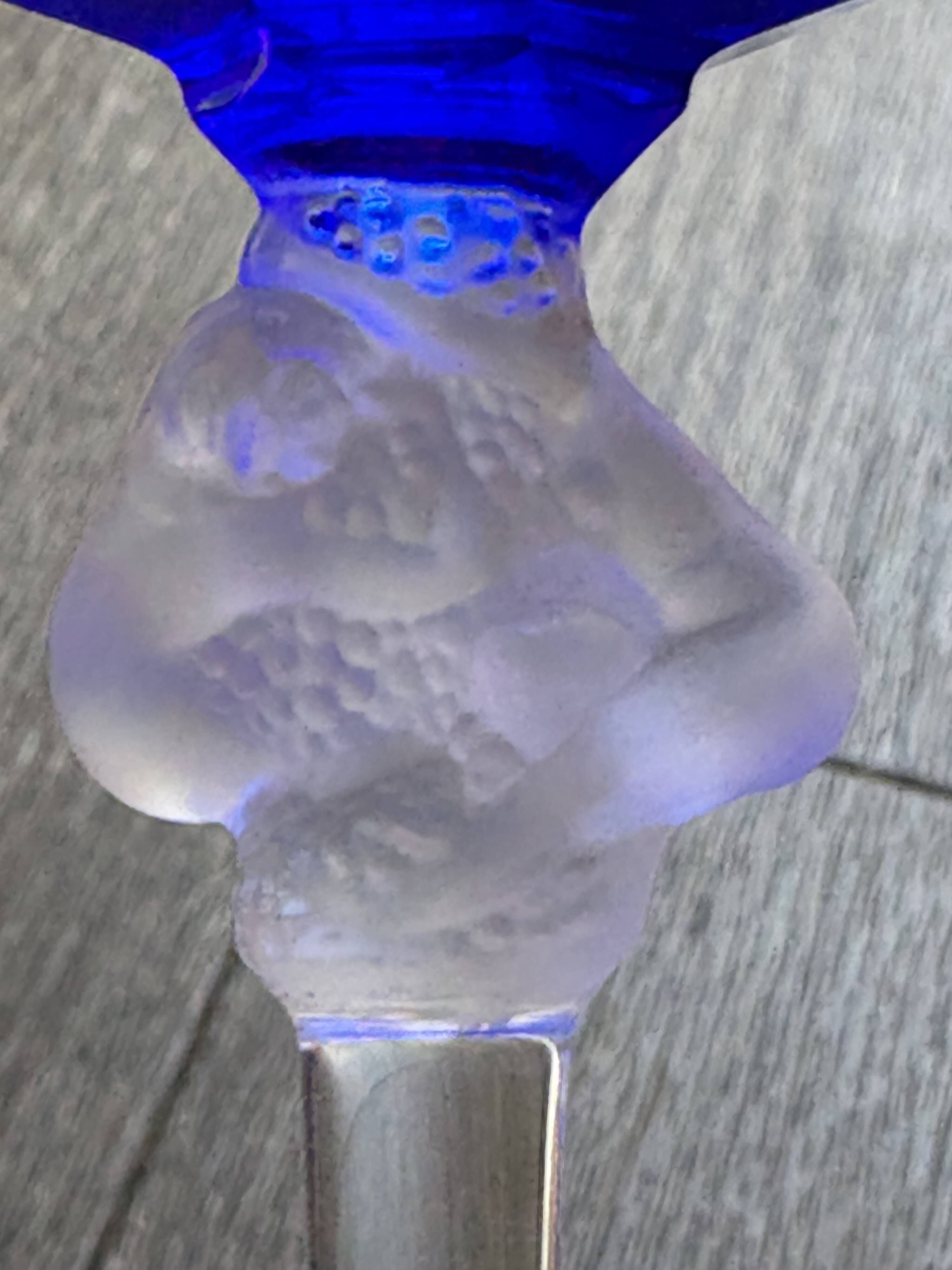 Verre Lalique modèle Roxanne bleu indigot