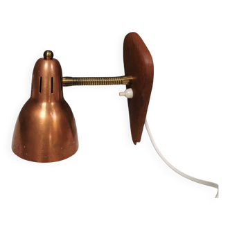 Small Danish wall lamp in copper and teak with brass colored bend. Estimated 1950-60s.