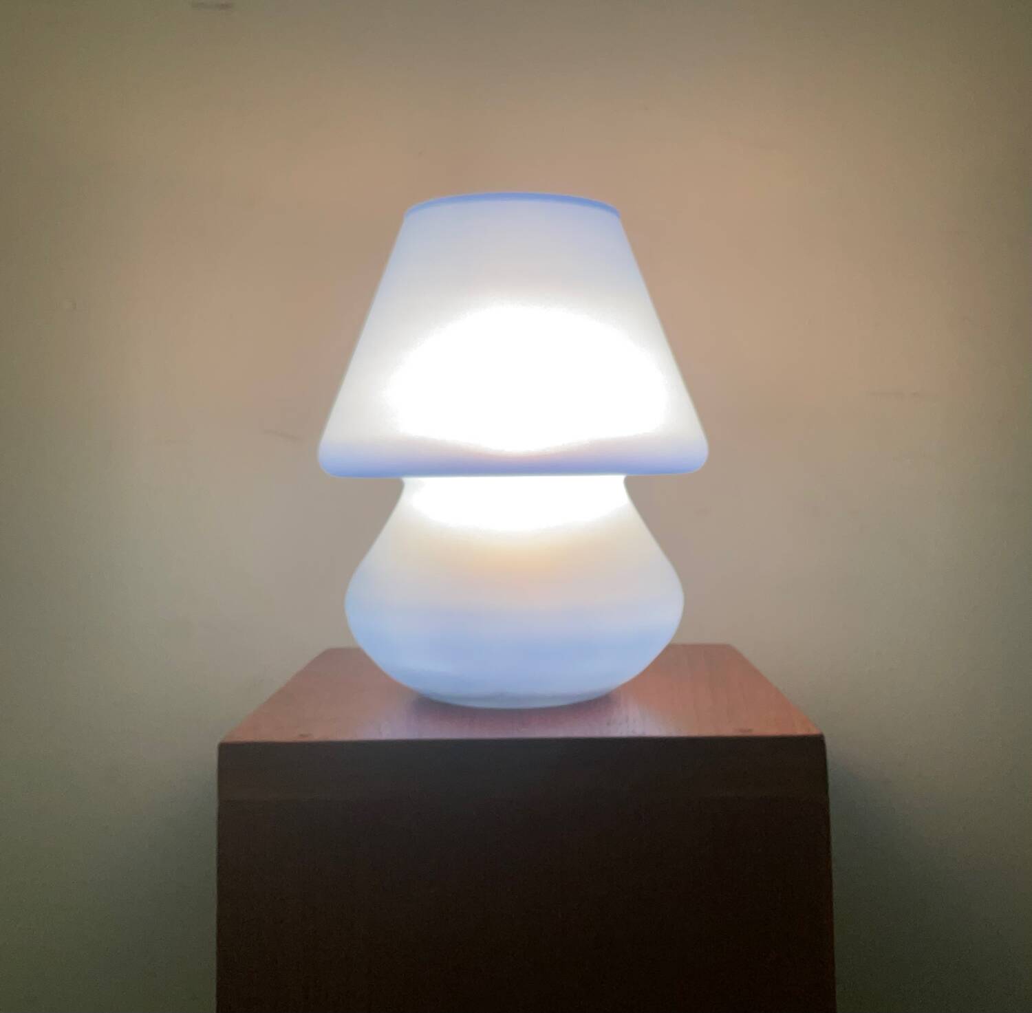 Lampe champignon vintage en verre bleu