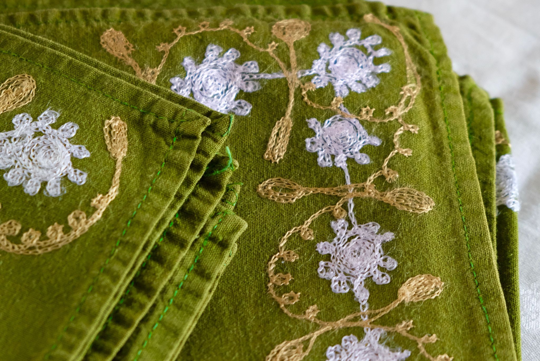 Suite of 8 olive green napkins embroidered vintage flowers 50s