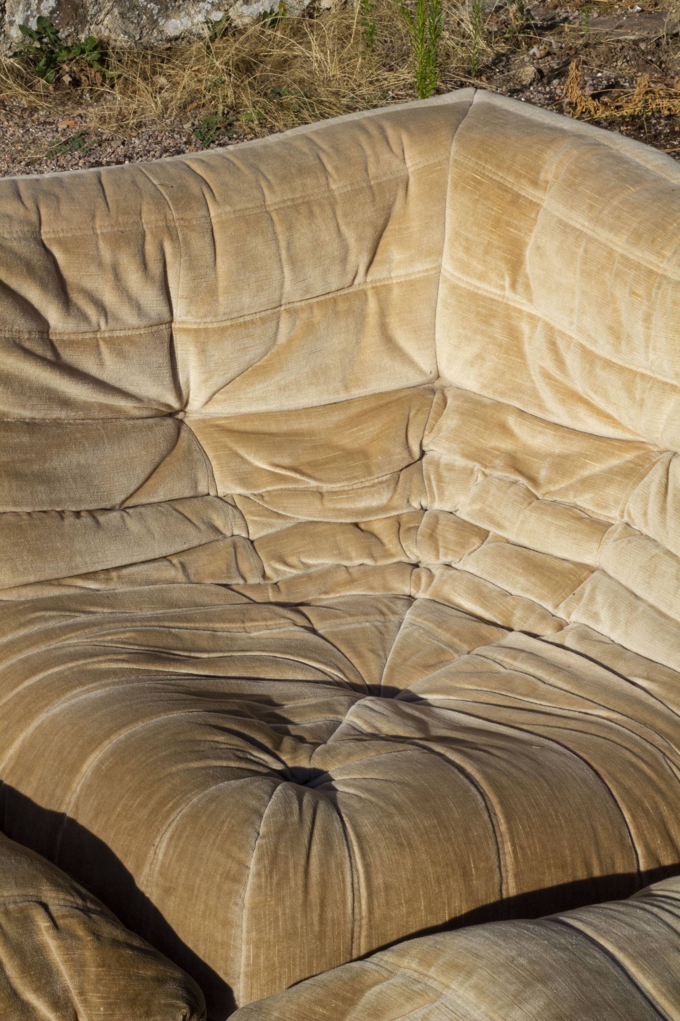 Canapé Togo 4 places en velours beige par Michel Ducaroy, Ligne Roset, 1973