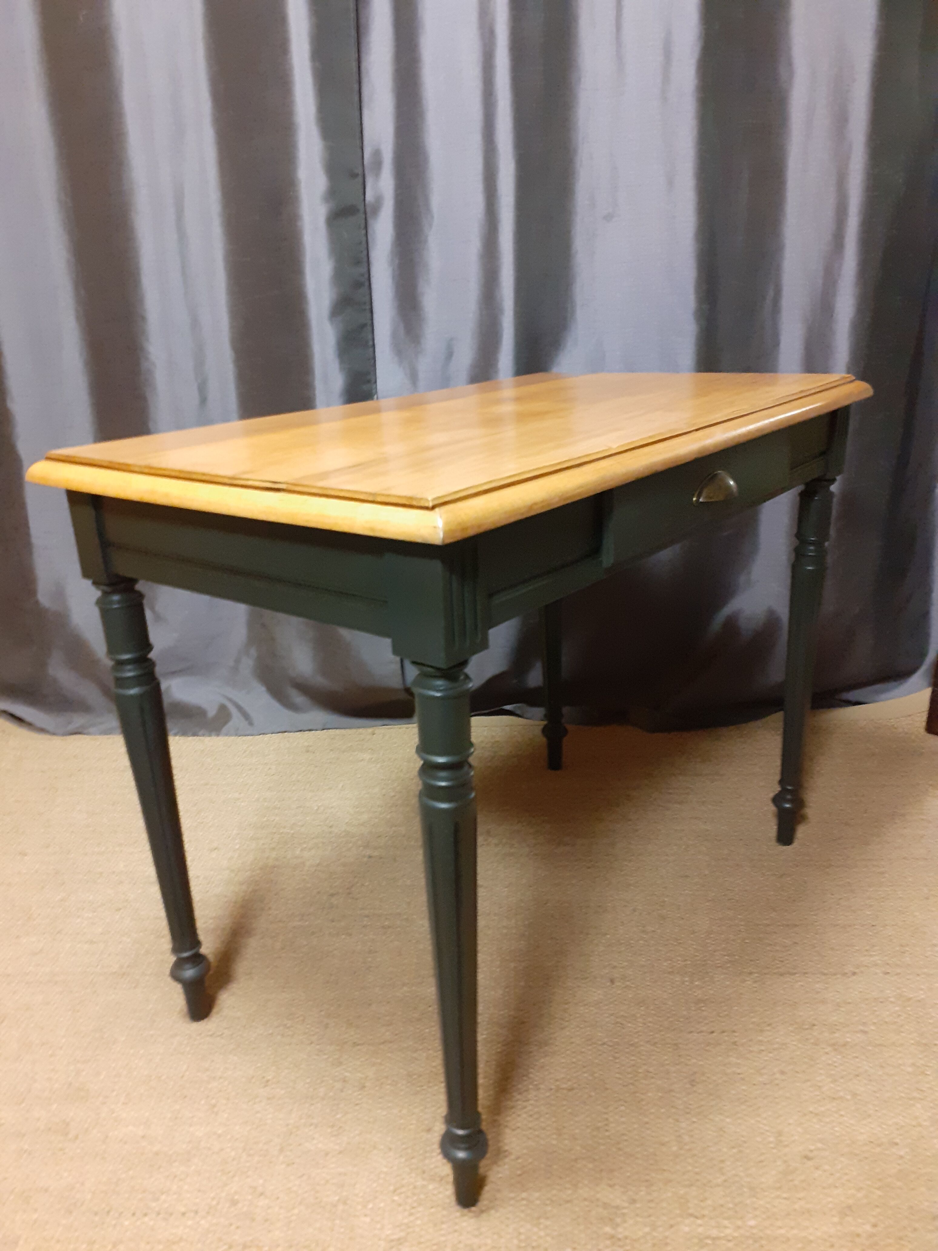 Old desk table in patinated anthracite revamped beech.