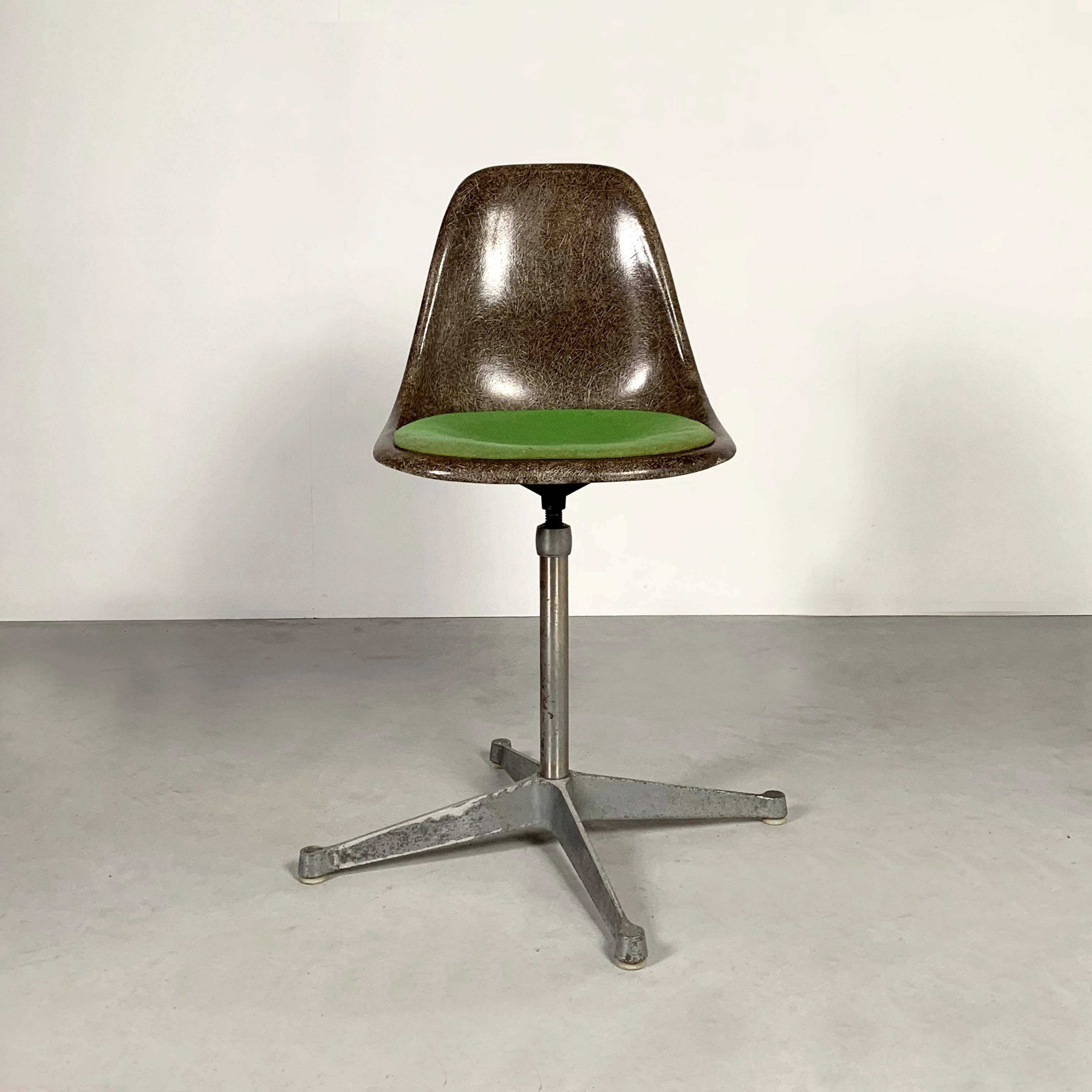 Chaise de bureau DSW pivotante par Charles & Ray Eames pour Herman Miller, 1980