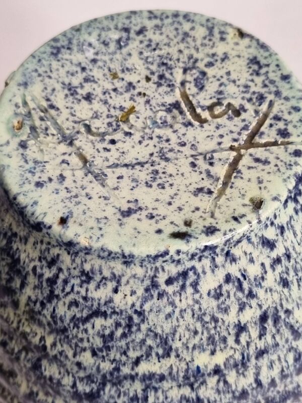 Vase en grès émaillé bleu moucheté – signé Accolay – 20 cm