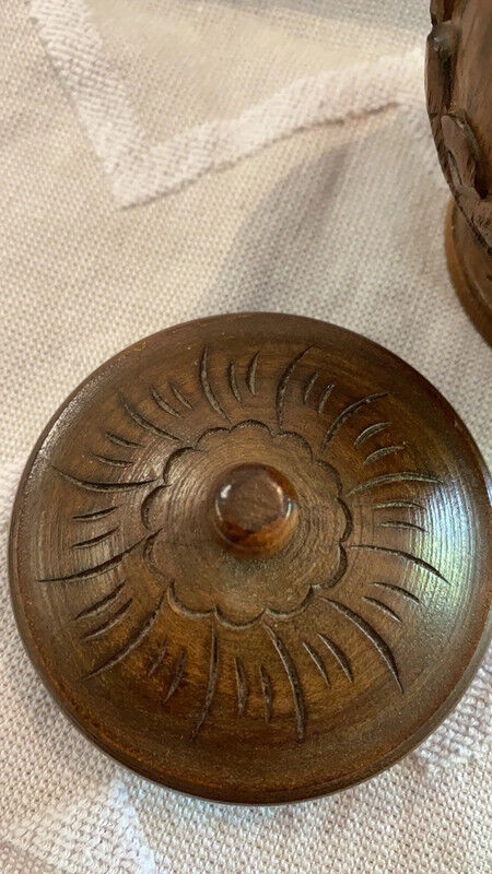 Wooden pot with Vintage sculptures