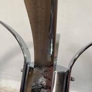 Table moderniste chrome et verre fumé piétement tulipe années 70