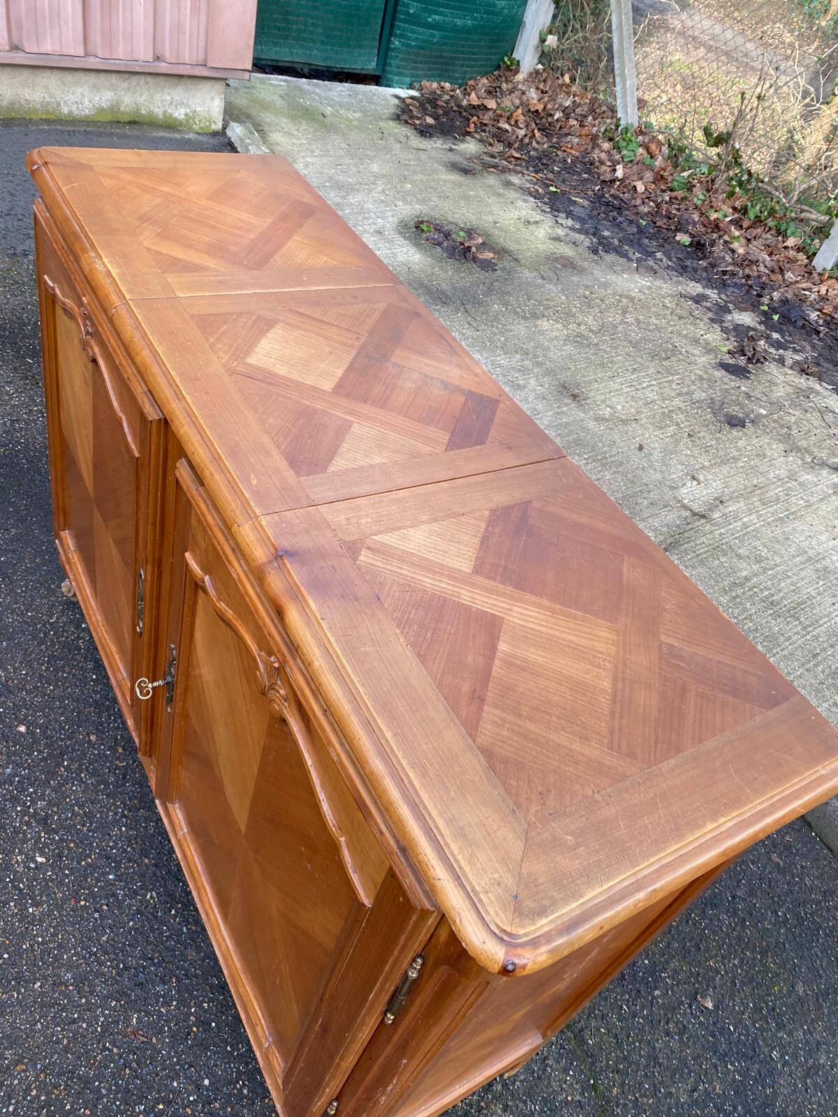 Louis XV buffet in solid wood from the 20th century with a turntable.