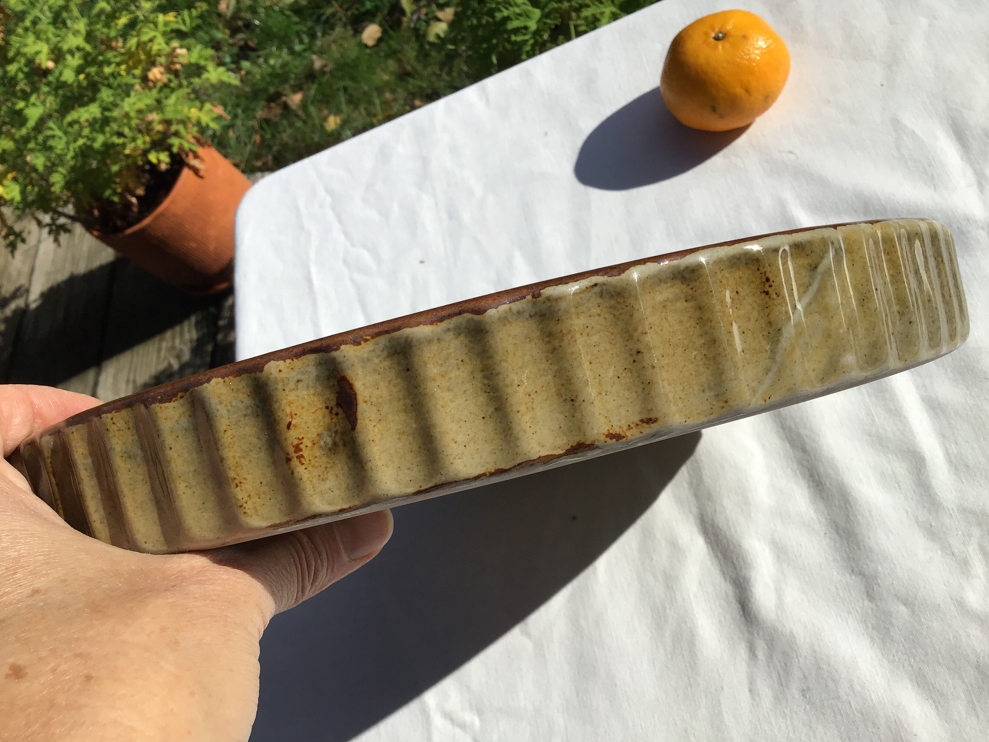 Flat pie beige khaki leaf pattern