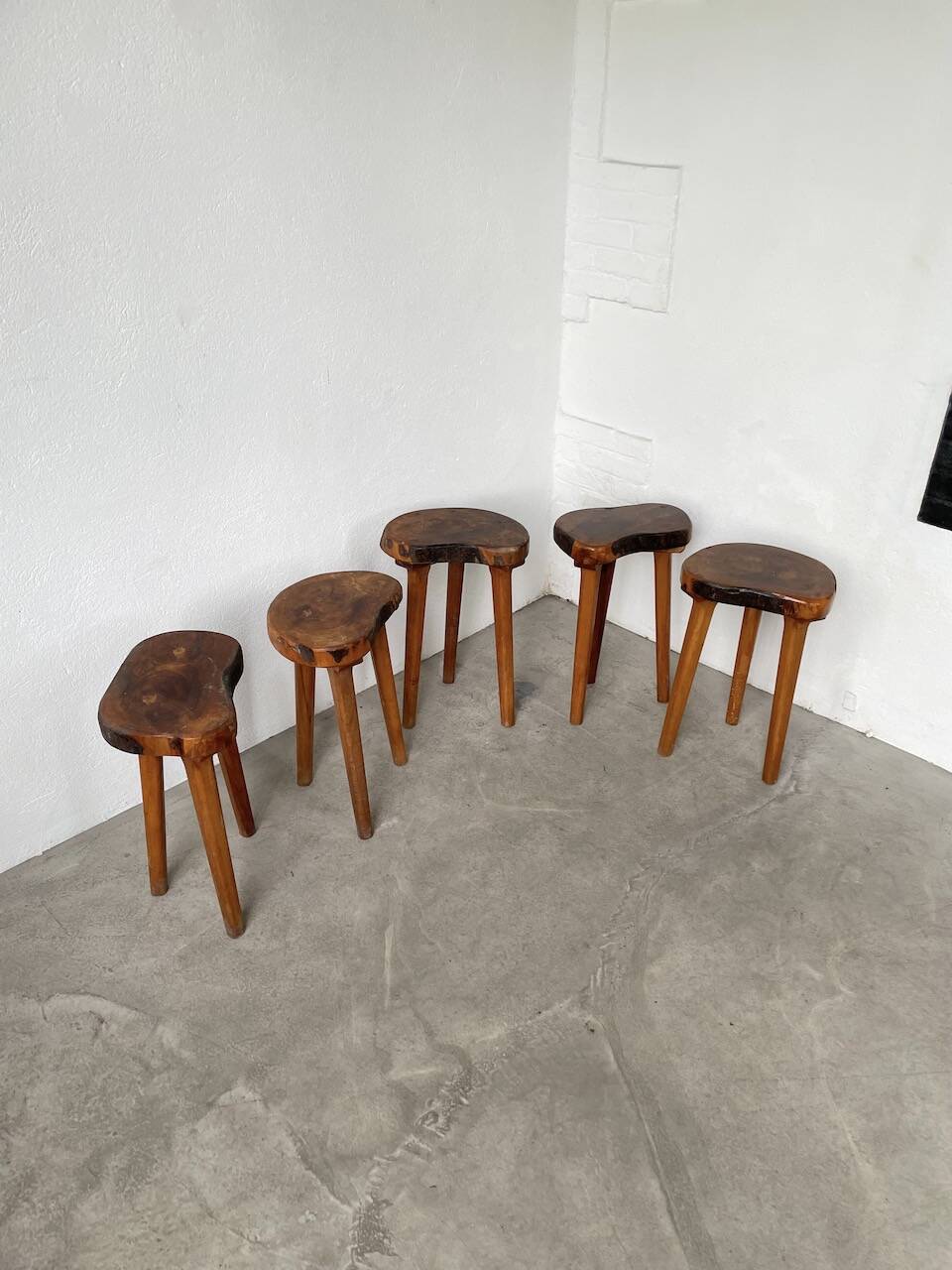 Set de 5 tabourets tripode olivier années 50