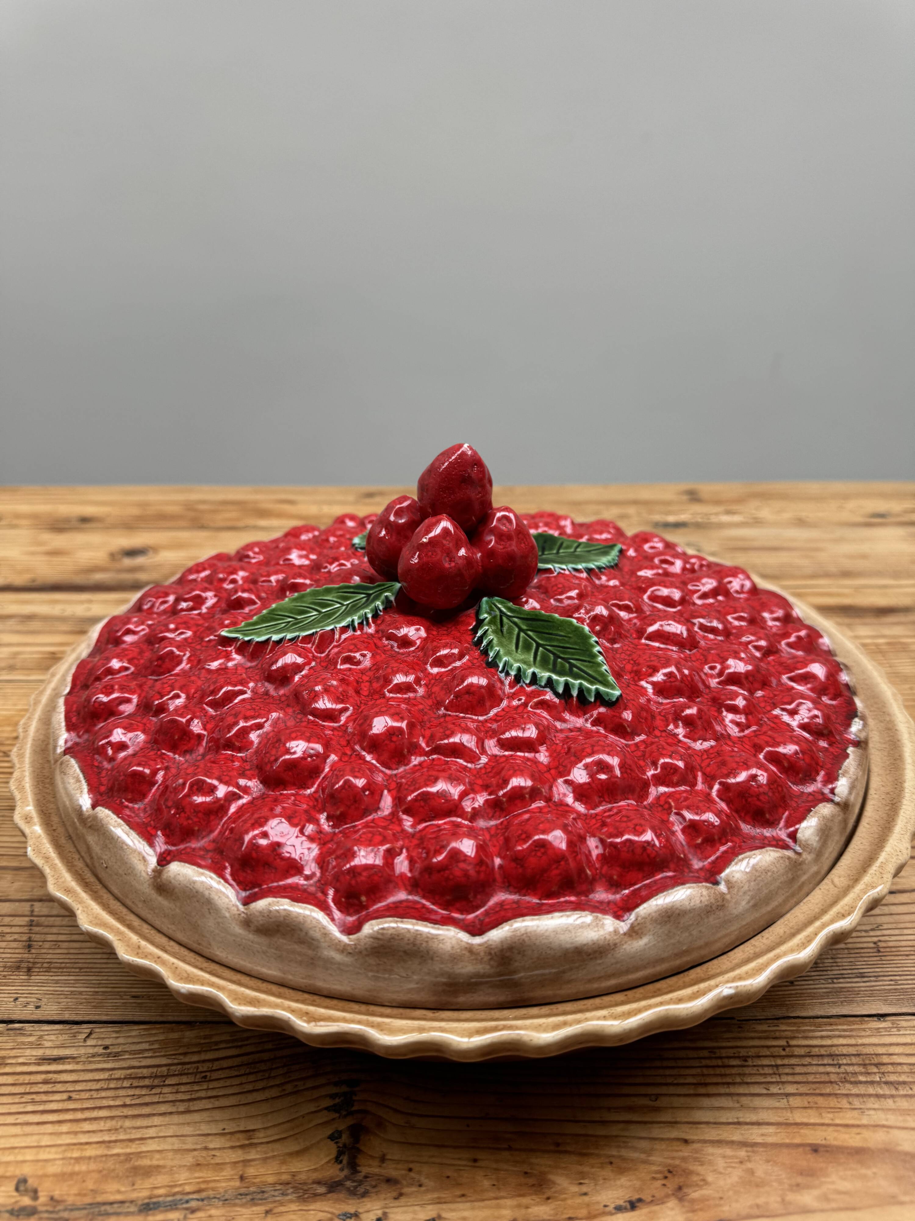 A trompe l’oeil strawberry pie dish