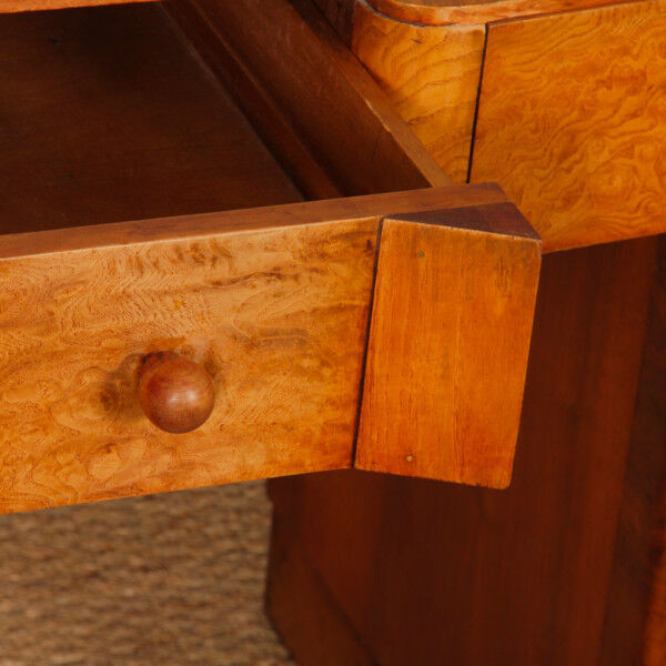 Bureau/dressing table made of burl wood from the 1930s.