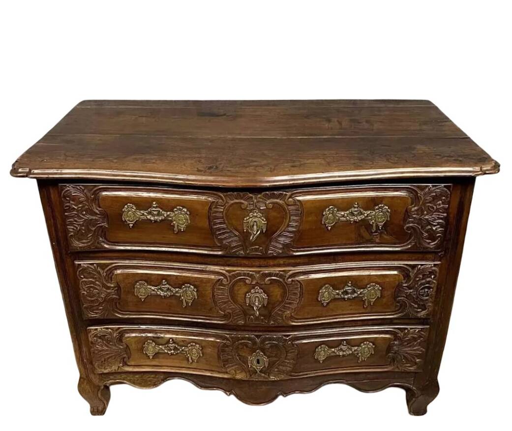 Lyonnaise commode from the Louis XV period in solid walnut, 18th century.