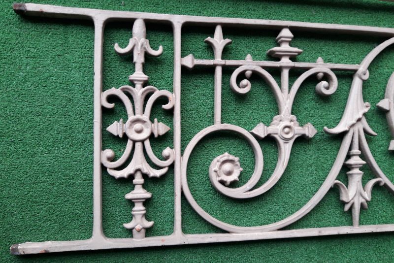 Pair bodyguards 135x31.5cm cast